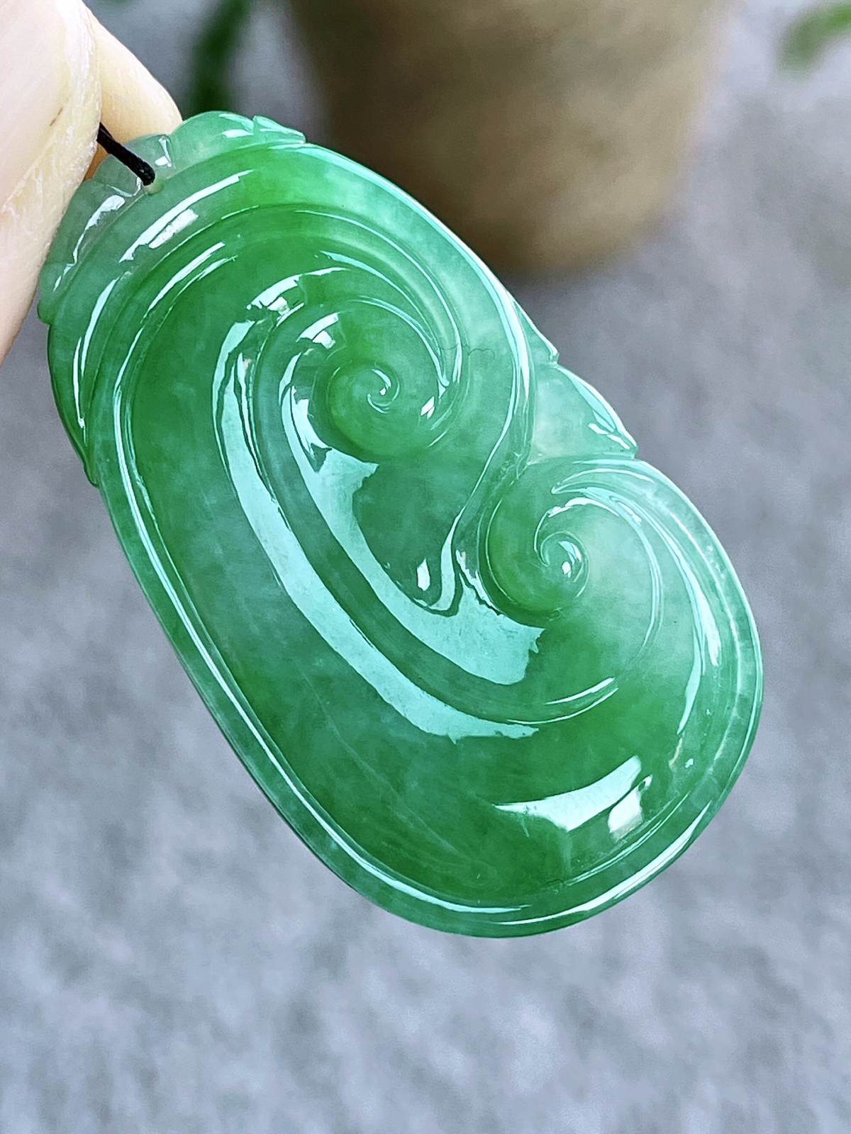 【裸石】冰阳绿大如意吊坠
【说明】缅料 性价比高  厚装大件
【尺寸】42-24.5-9