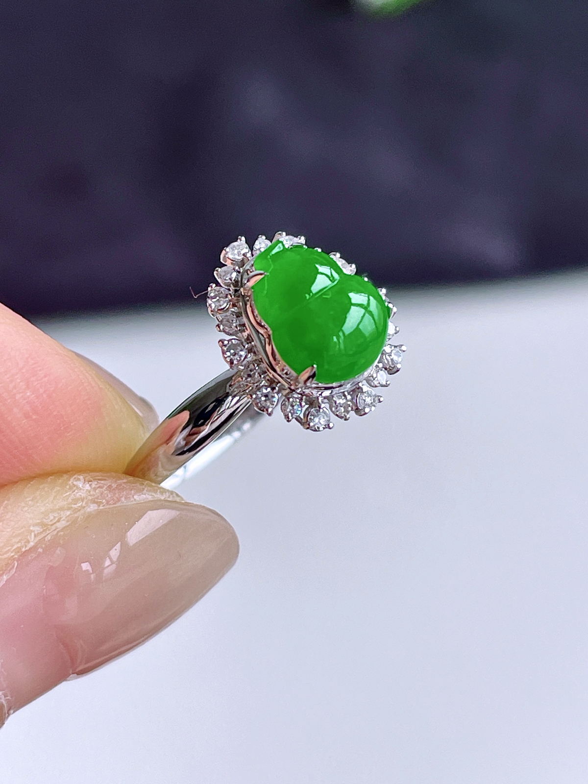 【镶嵌】冰阳绿葫芦戒指 
【说明】18k金镶嵌 性价比高  
【整体】11.5-10-8
【裸石】8-6.6-3.6
【圈口】14号