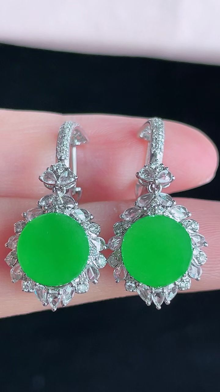 【翡翠名称】18K金豪华镶钻冰阳绿平安无事牌耳坠
【翡翠尺寸】总尺寸31.2/13/7.8mm
【翡翠描述】宝贝种老水足，玉质细腻，色泽靓丽，性价比高，佩戴效果好！
【其它赠送】权威证书/精美挂绳盒子/支持全国复检