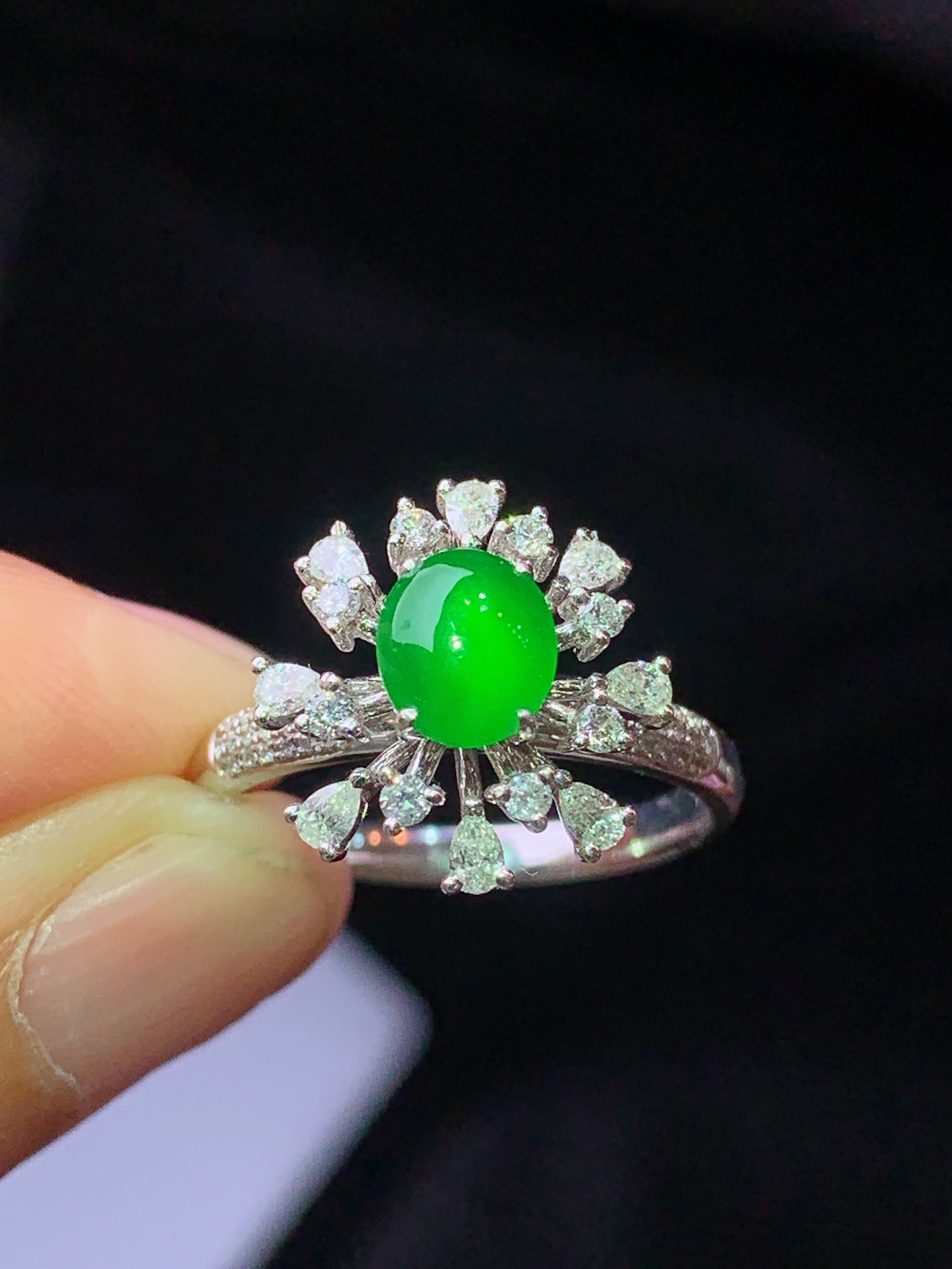 18k金钻镶嵌满绿蛋面戒指 玉质细腻 色泽艳丽清新 水润亮眼 圈口14 整体尺寸14*13.3*8.2m3