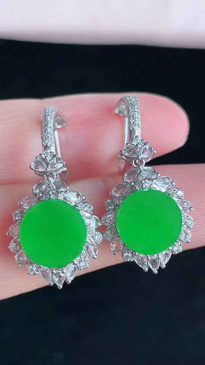 【翡翠名称】18K金豪华镶钻冰阳绿平安无事牌耳坠
【翡翠尺寸】总尺寸31.2/13/7.8mm
【翡翠描述】宝贝种老水足，玉质细腻，色泽靓丽，性价比高，佩戴效果好！
【其它赠送】权威证书/精美挂绳盒子/支持全国复检