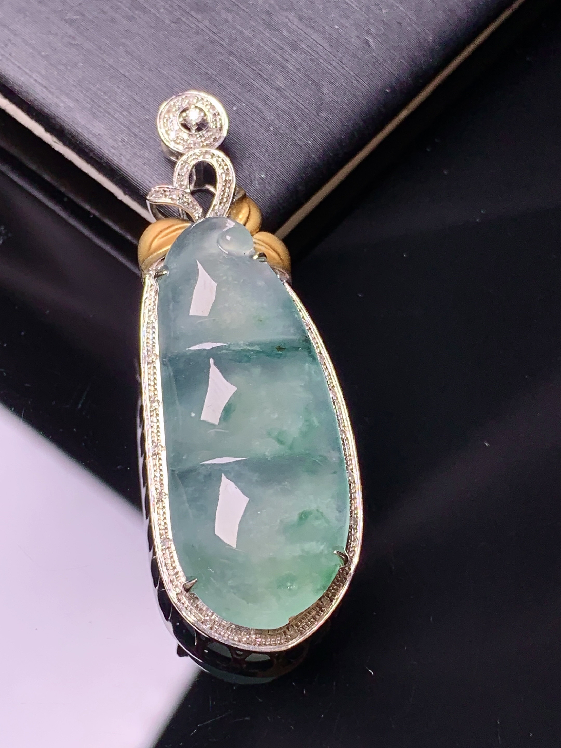 18k金钻镶嵌飘绿四季豆吊坠 玉质细腻 色泽艳丽清新 水润亮眼 整体尺寸43.6*15.5*8.2x5