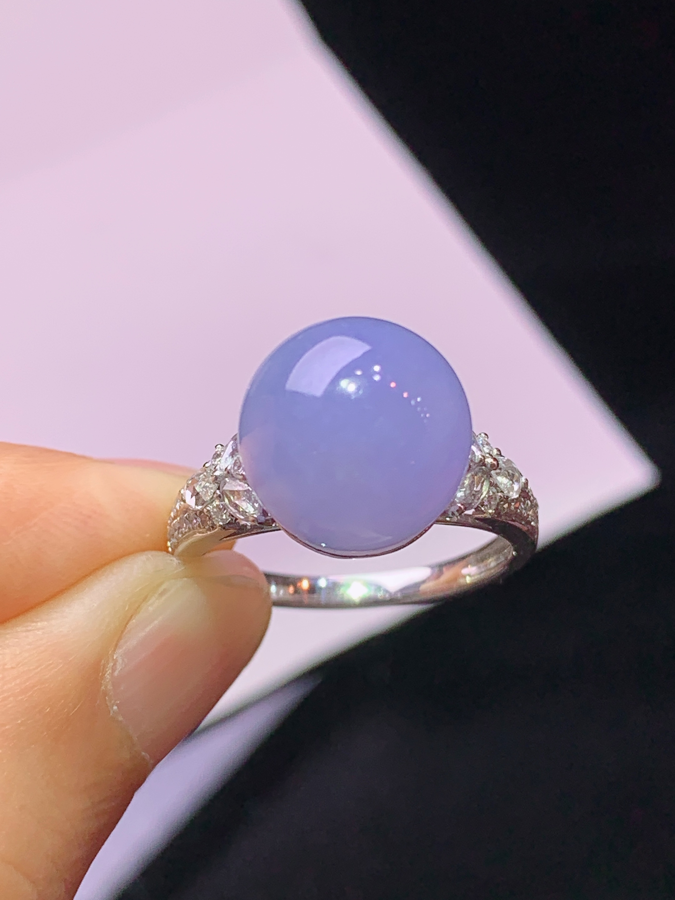 18k金钻镶嵌紫罗兰圆珠戒指 玉质细腻 色泽艳丽清新 水润亮眼 圈口14 整体尺寸11.2L2