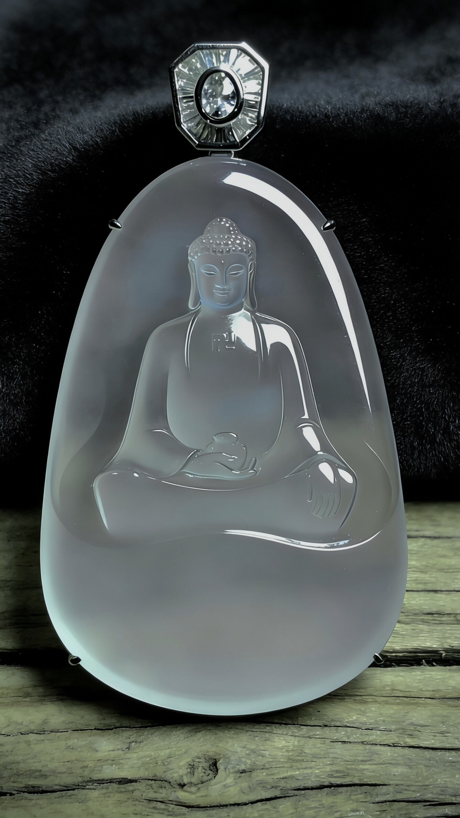 【药师如来佛】，
许群豪玉雕艺术作品，
裸石56.2-36.5-6.3mm，
整体67-36.8-9mm，36.12g，
18K金，南非钻，