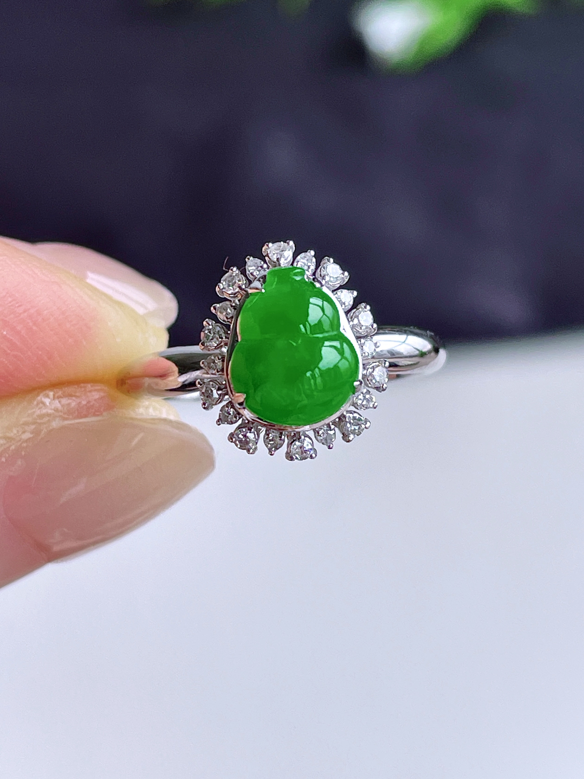 【镶嵌】冰阳绿葫芦戒指 
【说明】18k金镶嵌 性价比高  
【整体】11.5-10-8
【裸石】