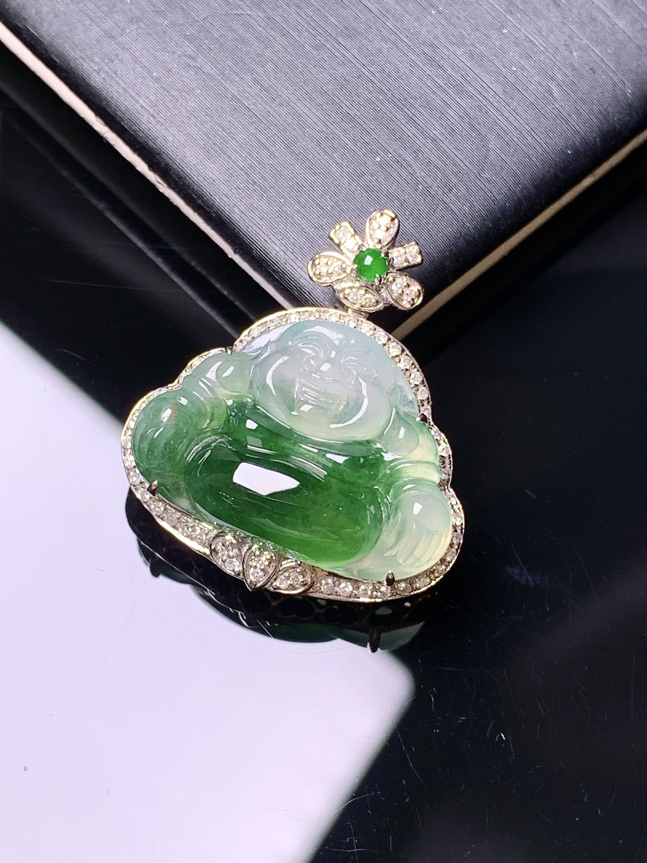 18k金钻镶嵌吊坠 玉质细腻 色泽艳丽清新 水润亮眼 整体尺寸25.3*22*8yz