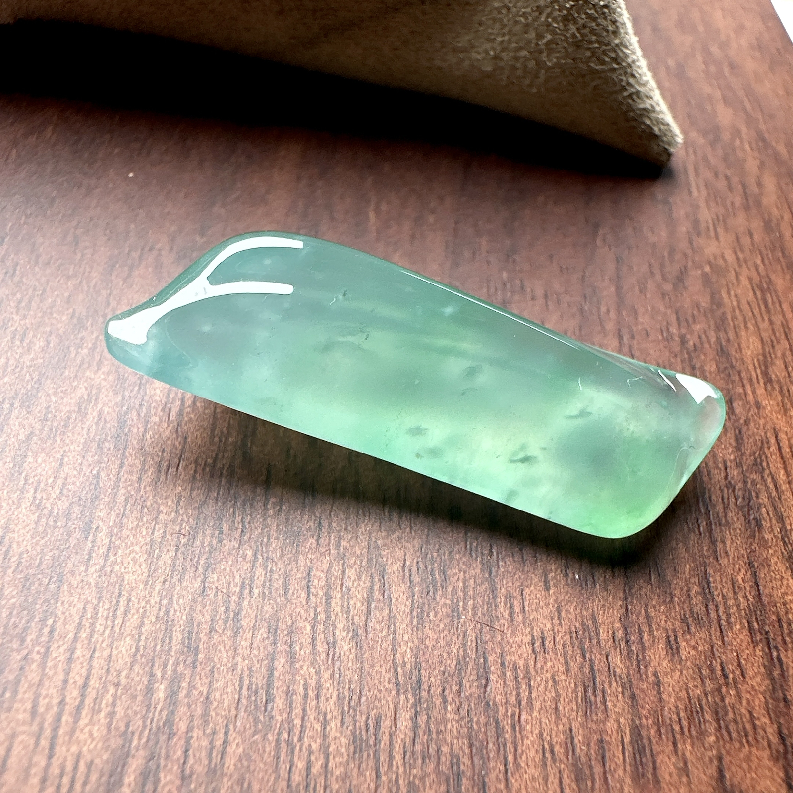 【冰种晴绿随形裸石】质地细腻，冰润十足，种老冰透，收藏品质