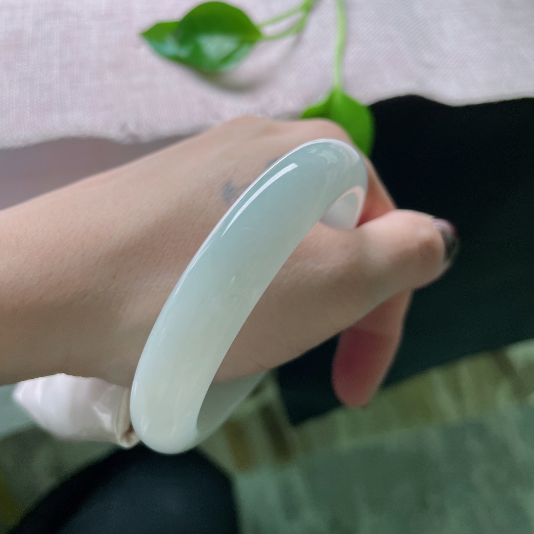 55.6/12.2/7.5，浅绿底正圈，淡雅倾心，干净，婉约中透露几分清秀之气，ss48019a