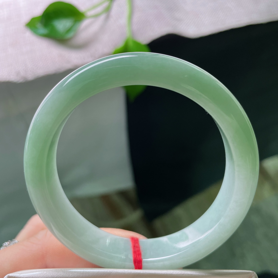 55/12.1/8.1绿底正圈，水润细腻，清雅，温柔大方，ss47981a