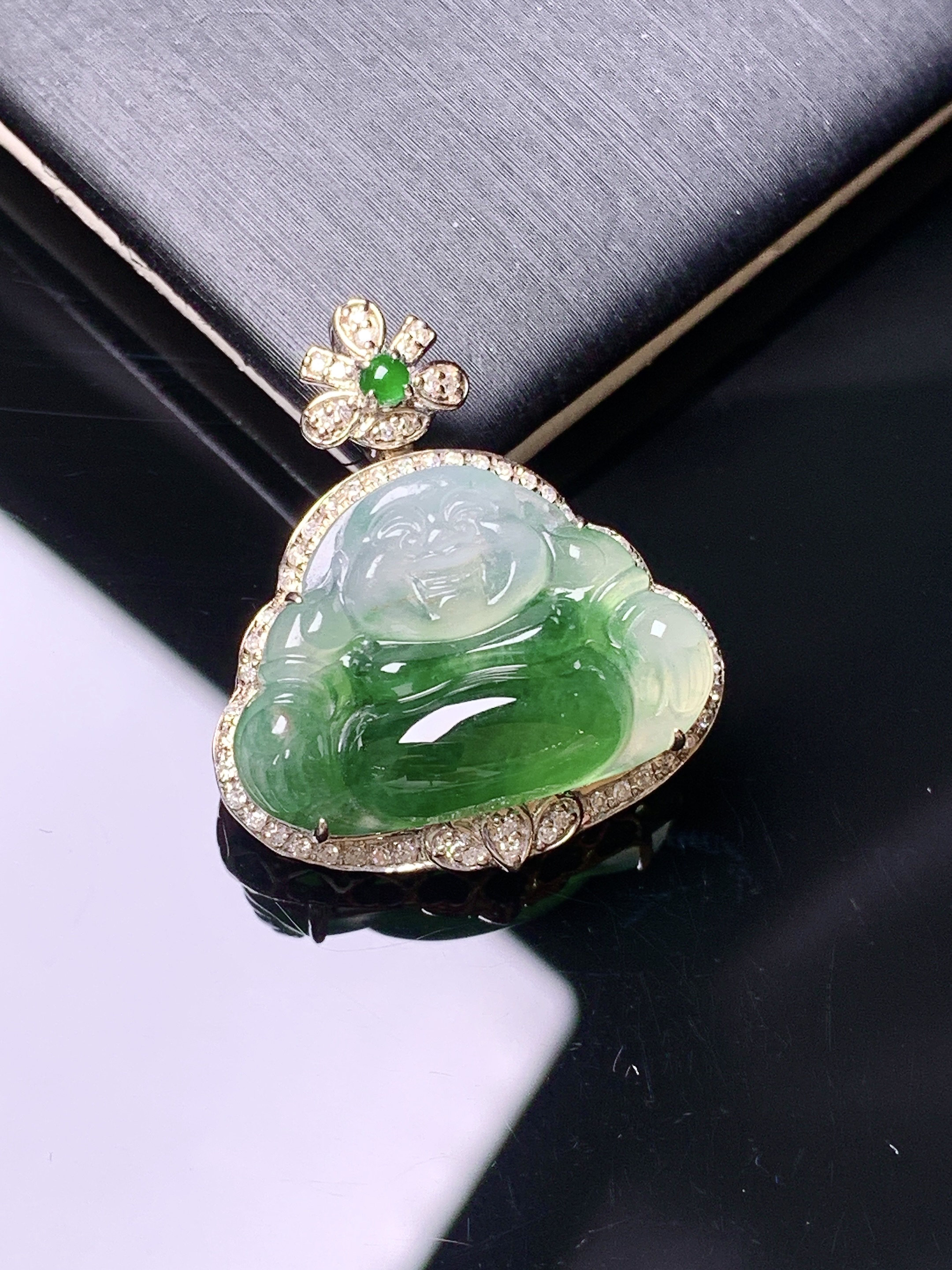 18k金钻镶嵌吊坠 玉质细腻 色泽艳丽清新 水润亮眼 整体尺寸25.3*22*8yz