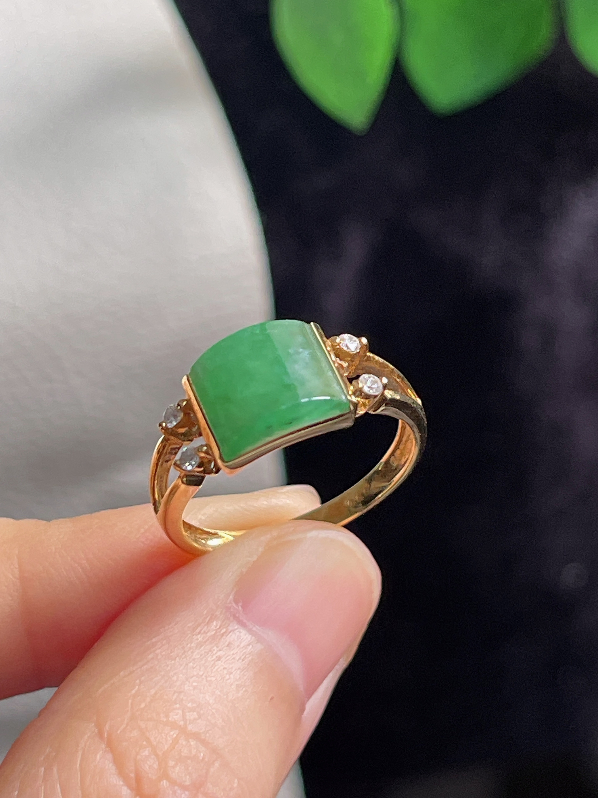 18k金翡翠冰糯种浅绿色戒指