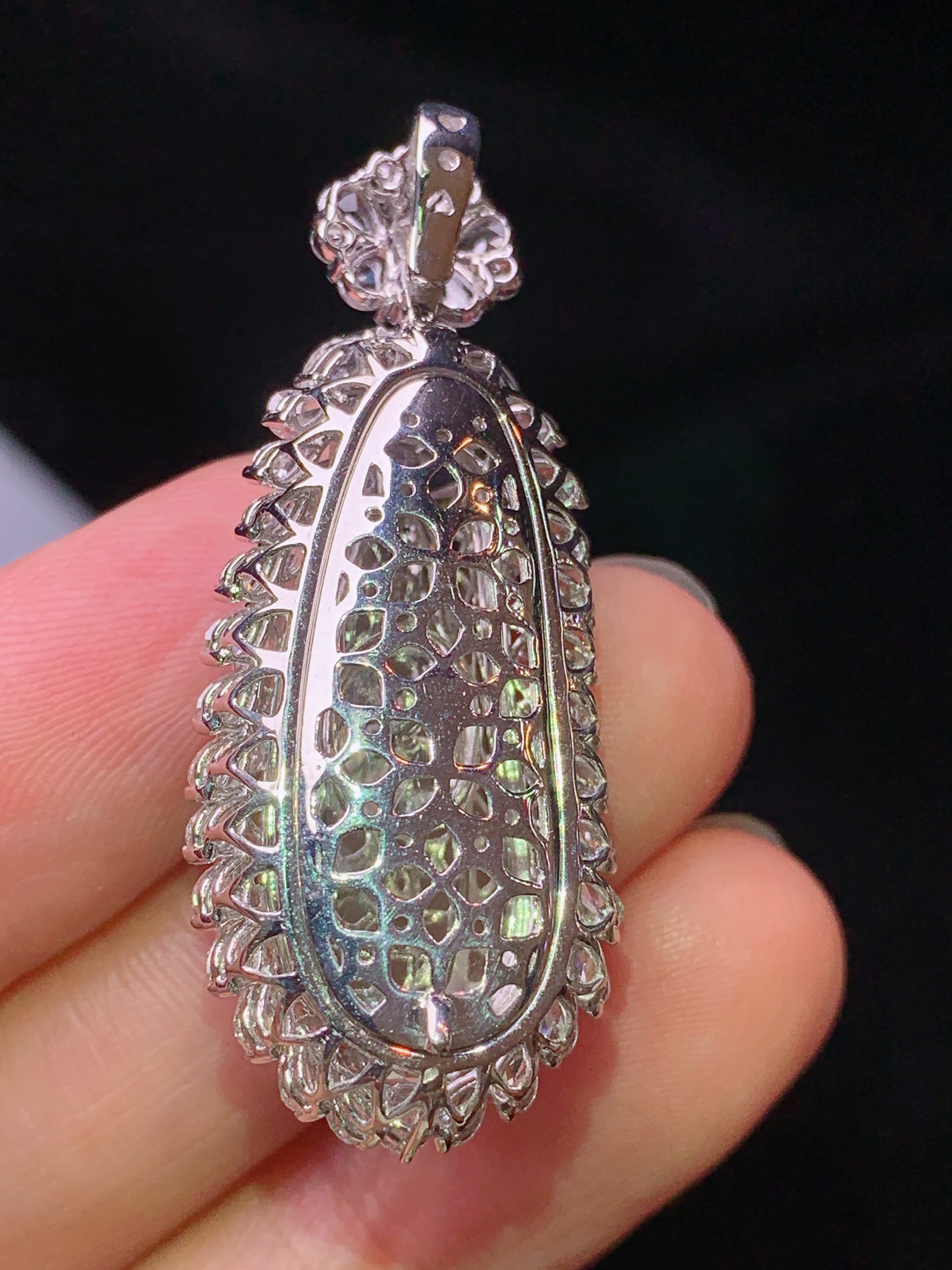 18k金钻镶嵌翠绿四季豆吊坠 玉质细腻 色泽艳丽清新 水润亮眼 整体尺寸40.8*16.6*12.8m3