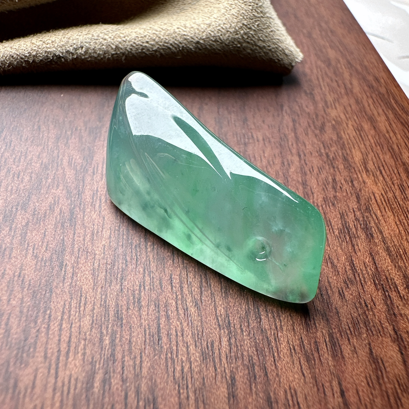 【冰种晴绿随形裸石】质地细腻，冰润十足，种老冰透，收藏品质