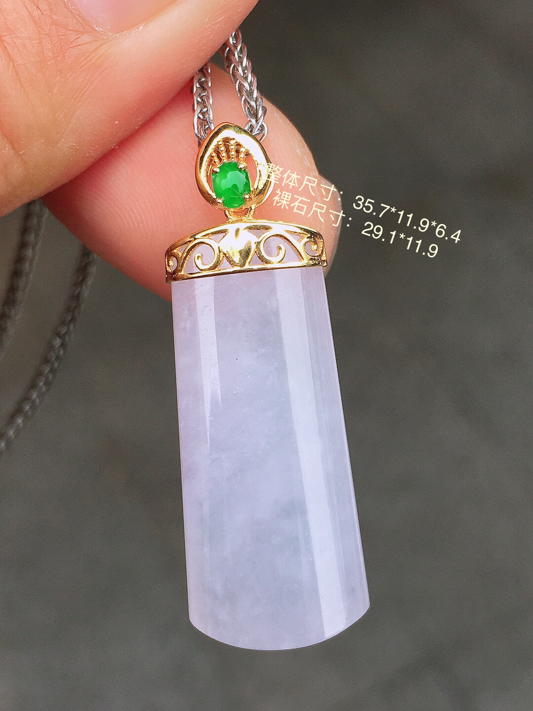 淡紫罗兰无事牌吊坠，色泽均匀艳丽，玉质细腻，荧光感超
强，饱满圆润，尽显优雅气质，18k
金豪华镶嵌