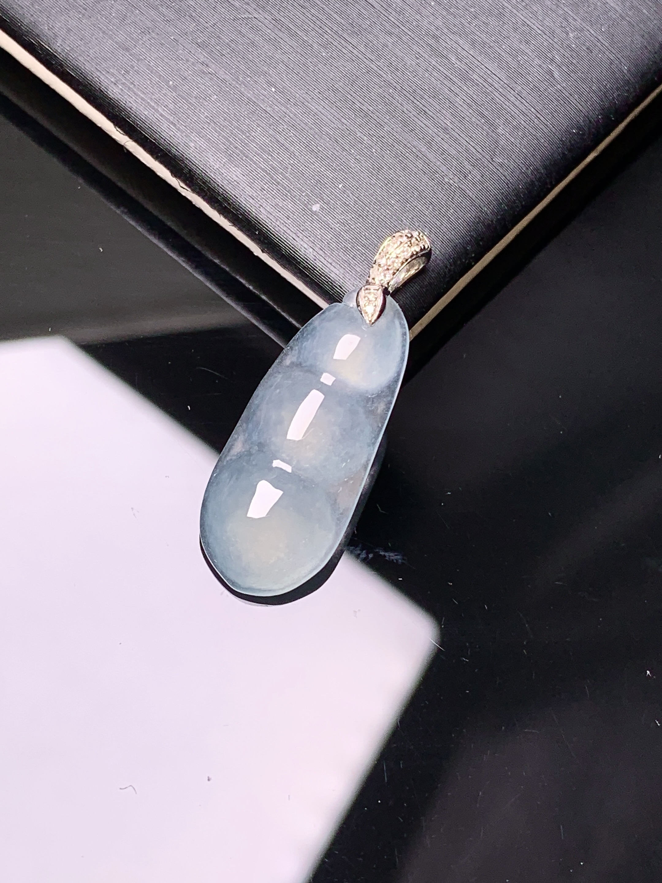 18k金钻镶嵌冰种四季豆吊坠 玉质细腻 色泽艳丽清新 水润亮眼 整体尺寸26.3*9.5*4.3z1