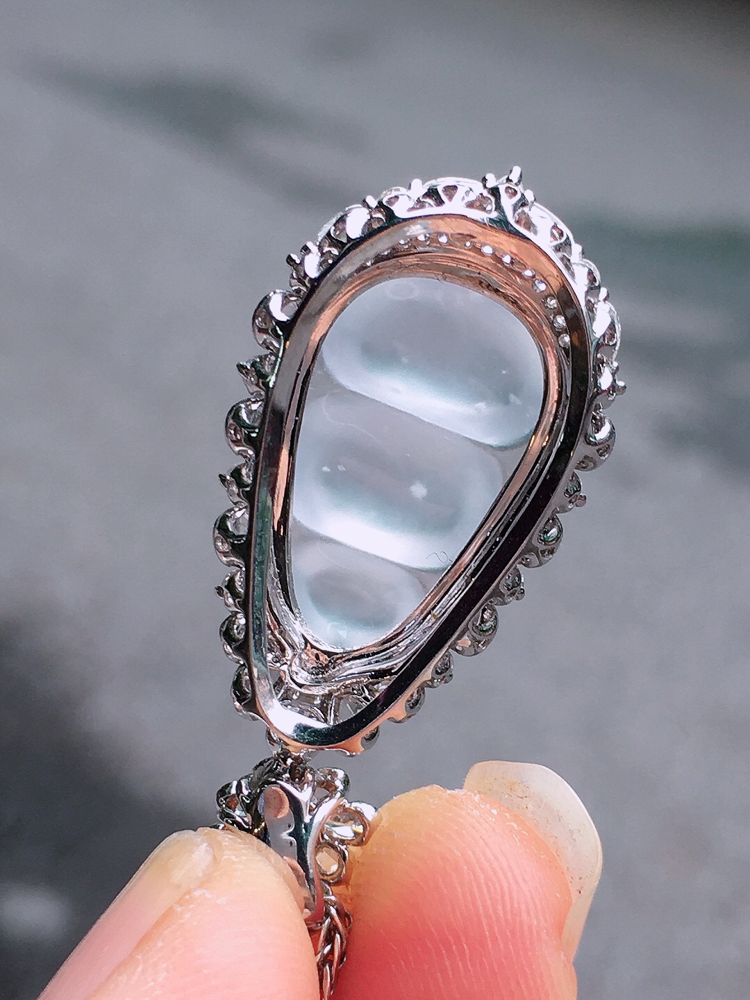 冰种福豆吊坠，玉质细腻，荧光感超
强，饱满圆润，尽显优雅气质，18k
金豪华镶嵌