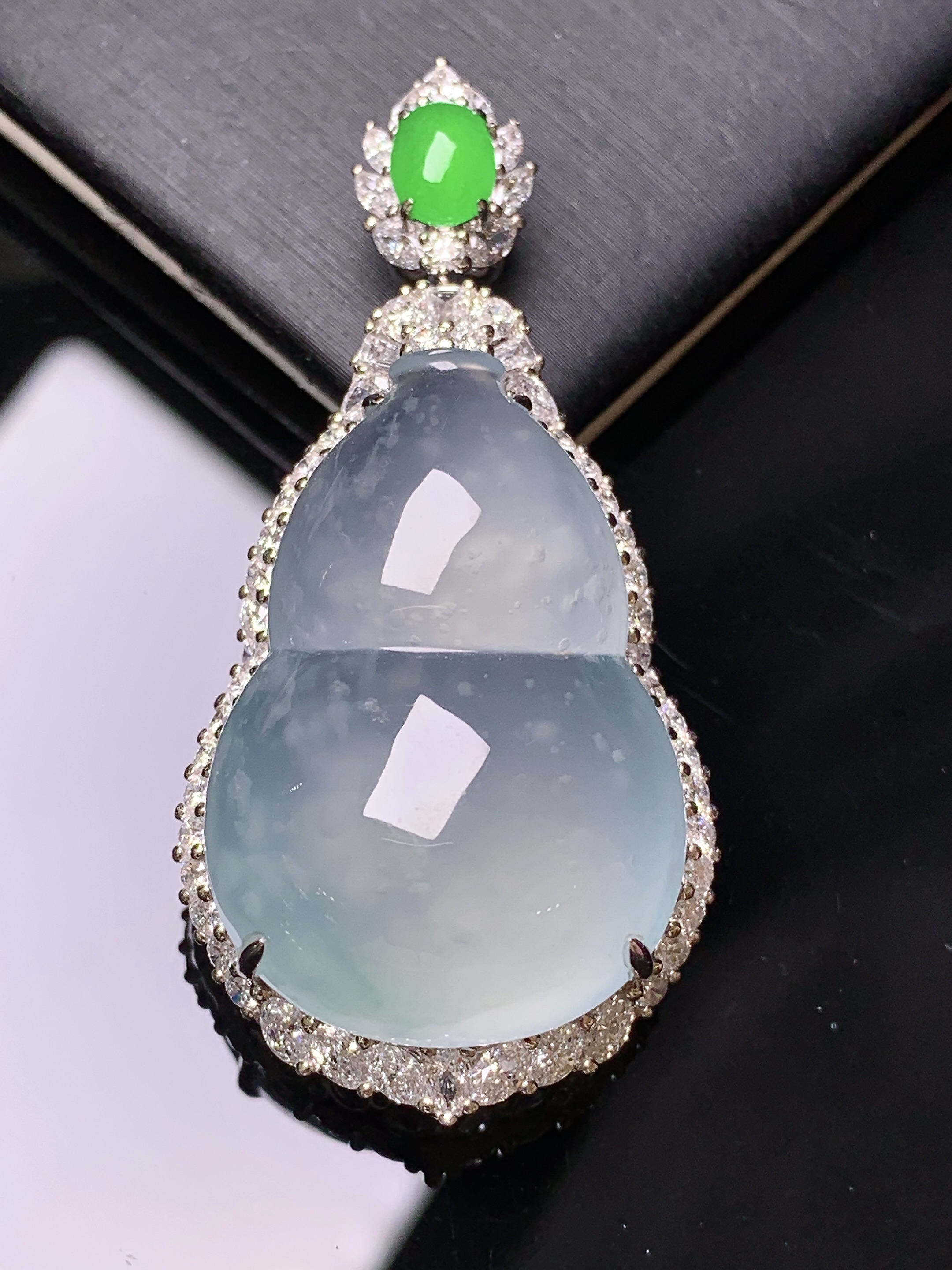 18k金钻镶嵌冰种葫芦吊坠 玉质细腻 色泽艳丽清新 水润亮眼 整体尺寸48.6*23.5*14.6m3