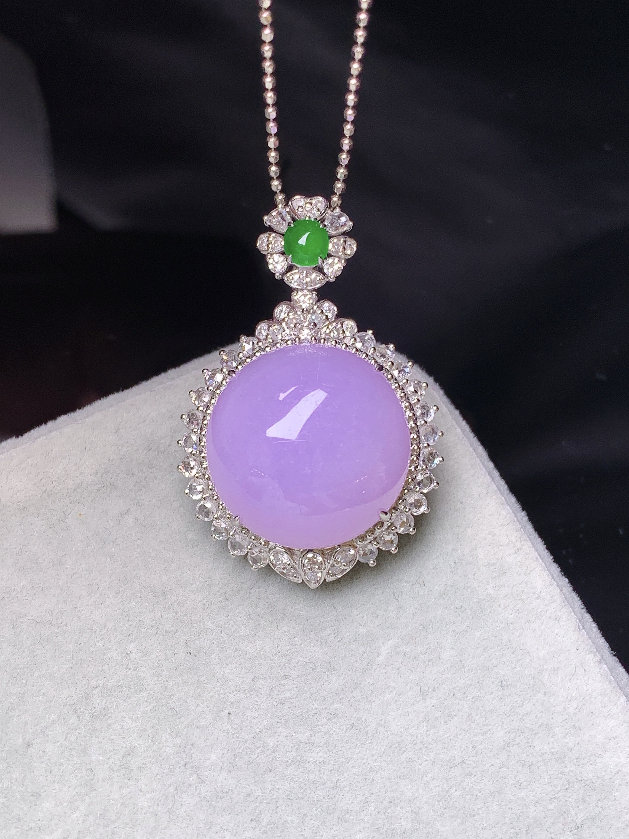 18k金钻镶嵌紫罗兰蛋面吊坠 玉质细腻 色泽艳丽清新 水润亮眼 整体尺寸29.3*19.8*13