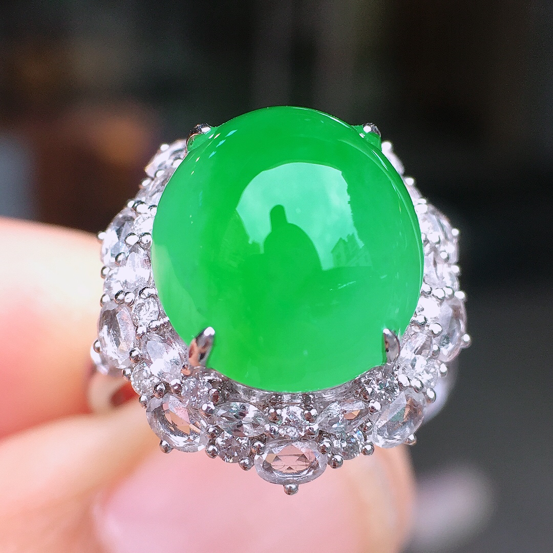 阳绿蛋面戒指，色泽均匀艳丽，玉质细腻，荧光感超
强，饱满圆润，尽显优雅气质，18k
金豪华镶嵌