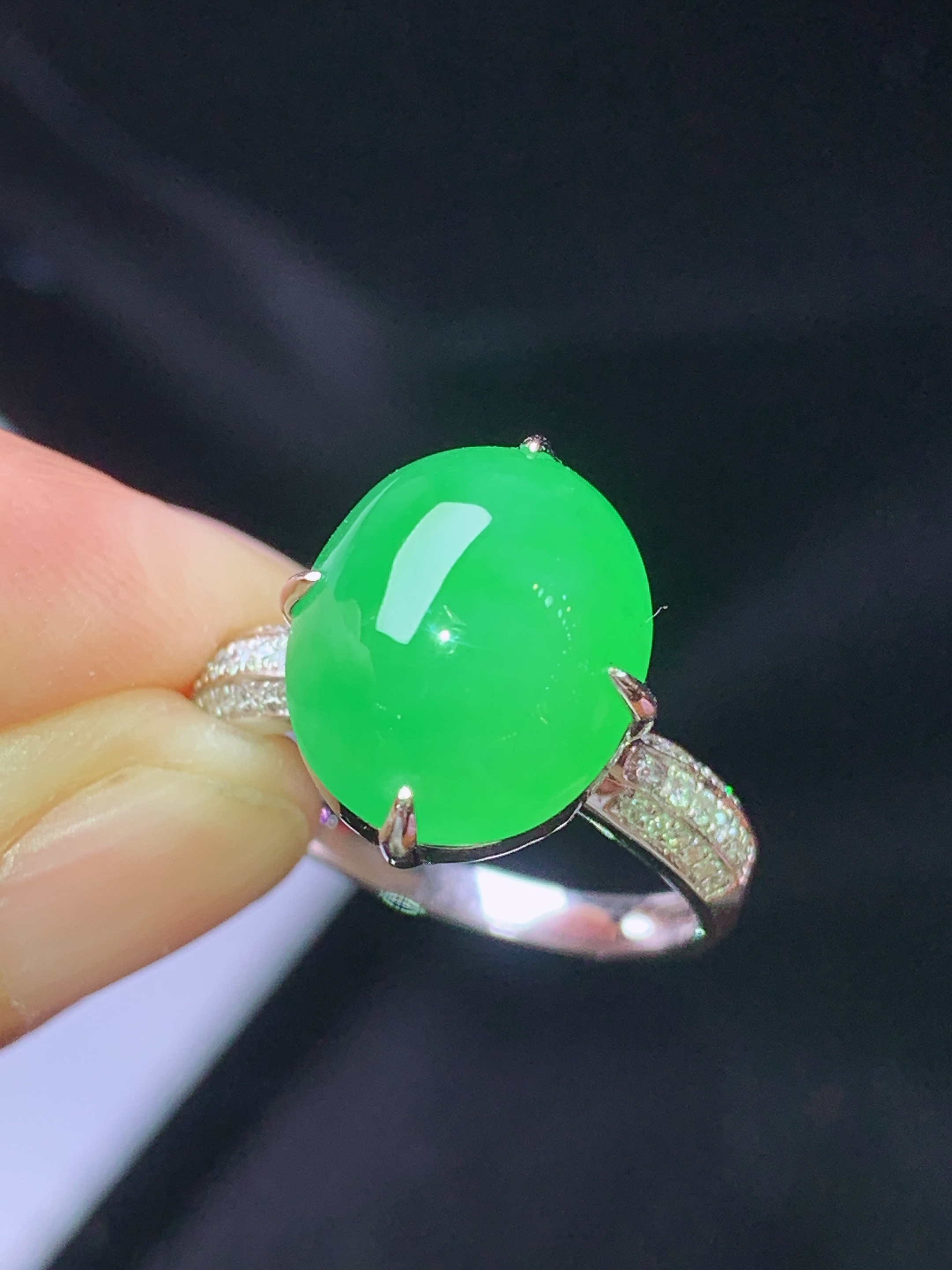 18k金钻镶嵌翠绿蛋面戒指 玉质细腻 色泽艳丽清新 水润亮眼 圈口14.5 裸石尺寸12.8*10.5*5L2