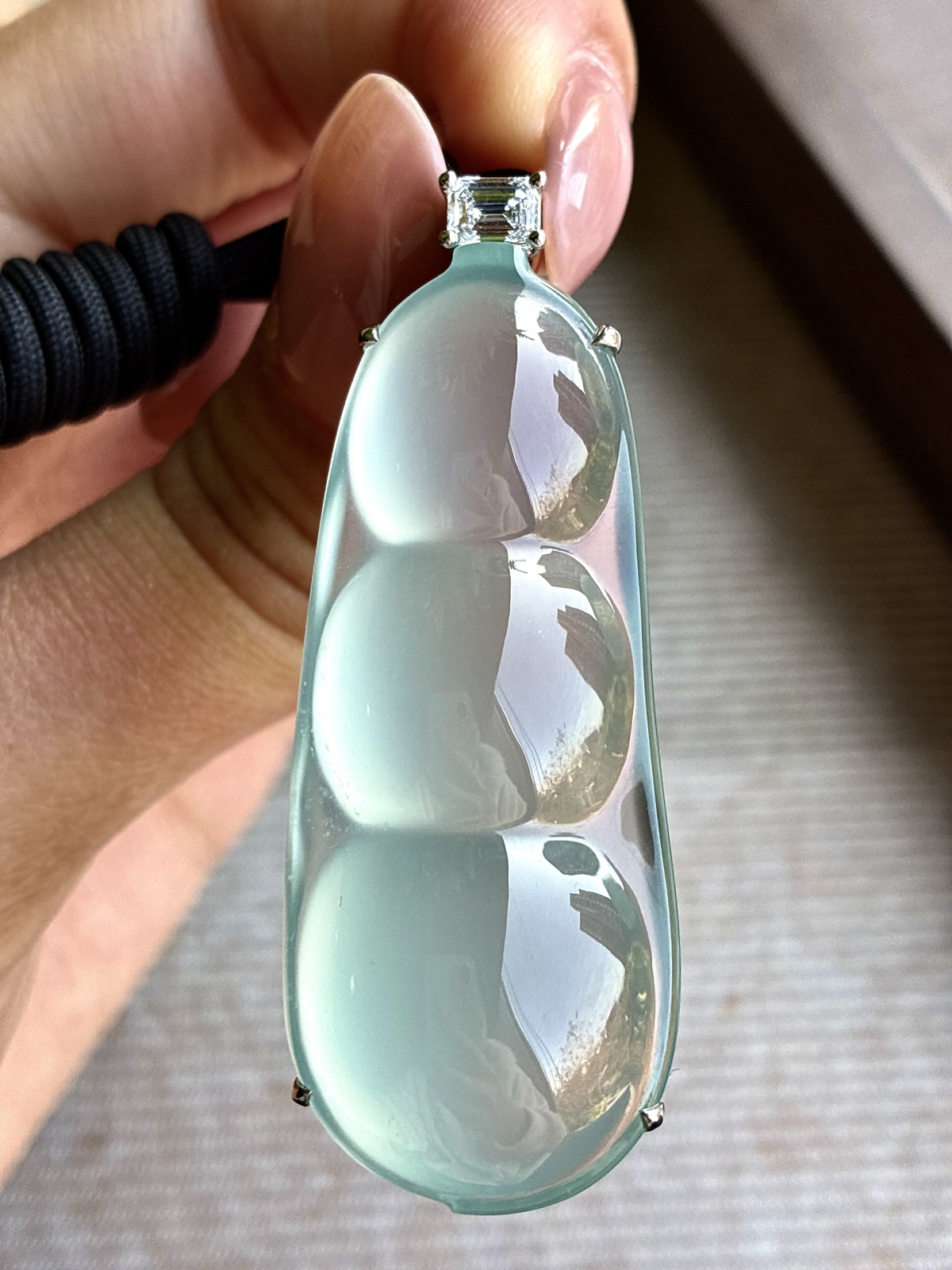 【镶嵌】🫧高冰玻璃种豆子福豆吊坠  
【说明】缅料 18k金镶嵌 性价比高  
【整体】55.2-21.3-15.7
【裸石】51-21.3-10