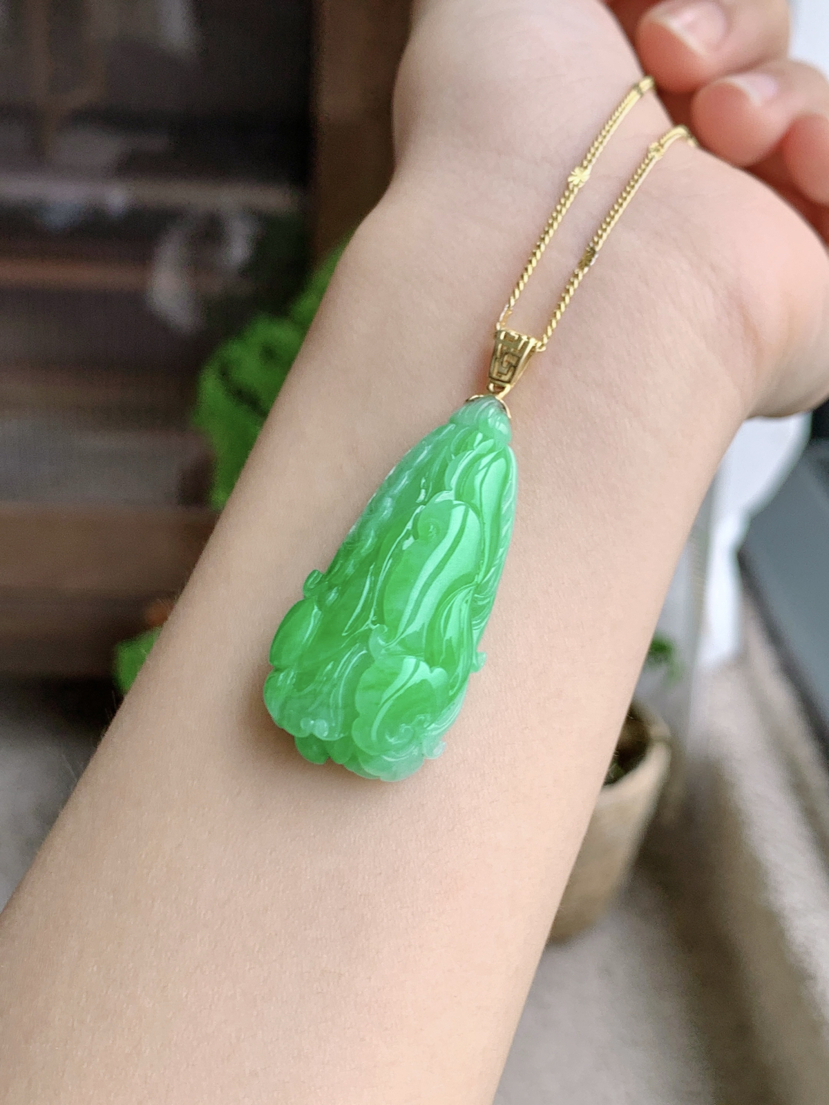 【镶嵌】冰阳绿白菜百财吊坠  
【说明】缅料 18k金镶嵌 性价比高  
【整体】48.4
【裸石