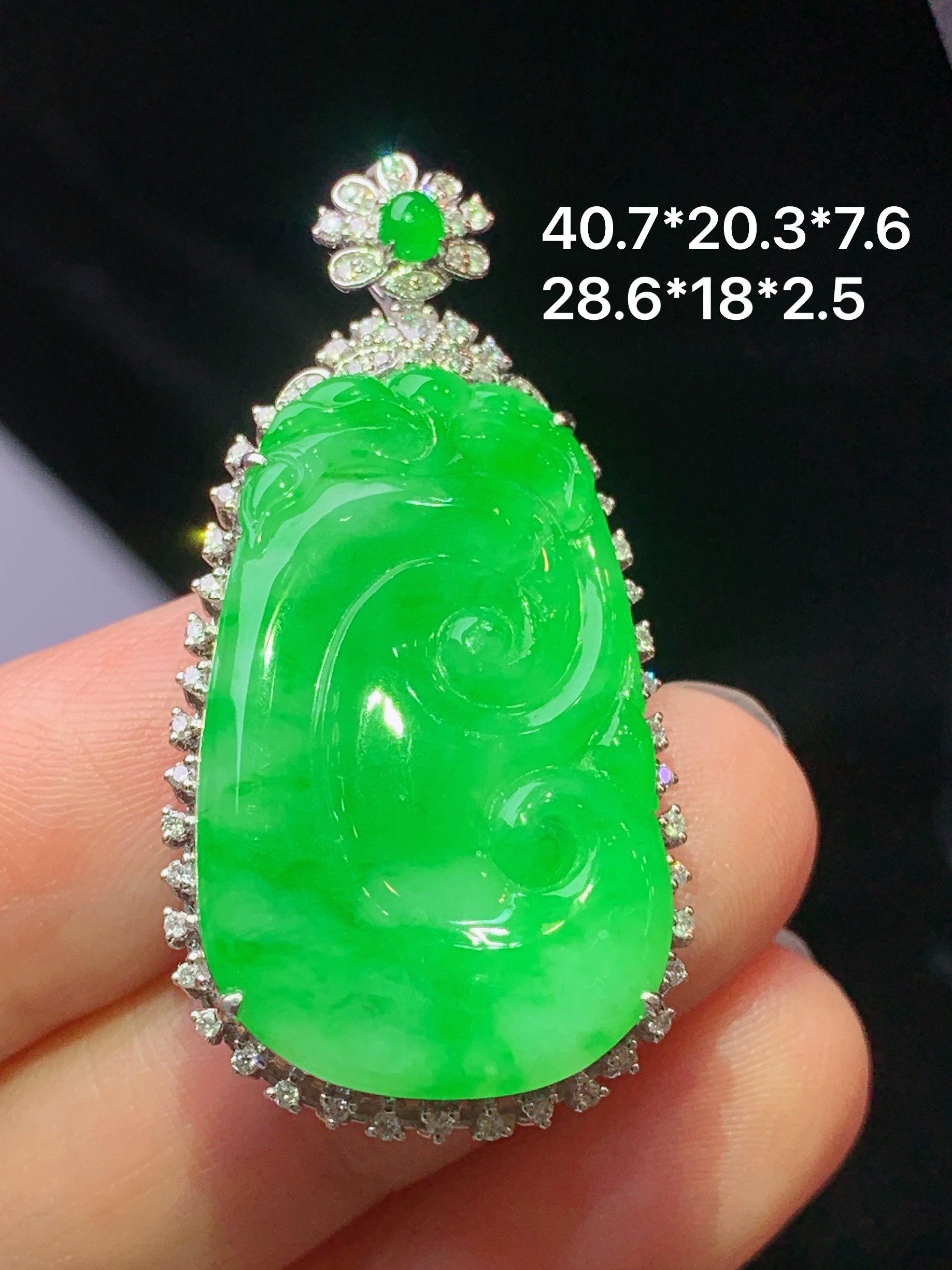 18k金钻镶嵌翠绿如意吊坠 玉质细腻 色泽艳丽清新 水润亮眼 整体尺寸40.7*20.3*7.6j3