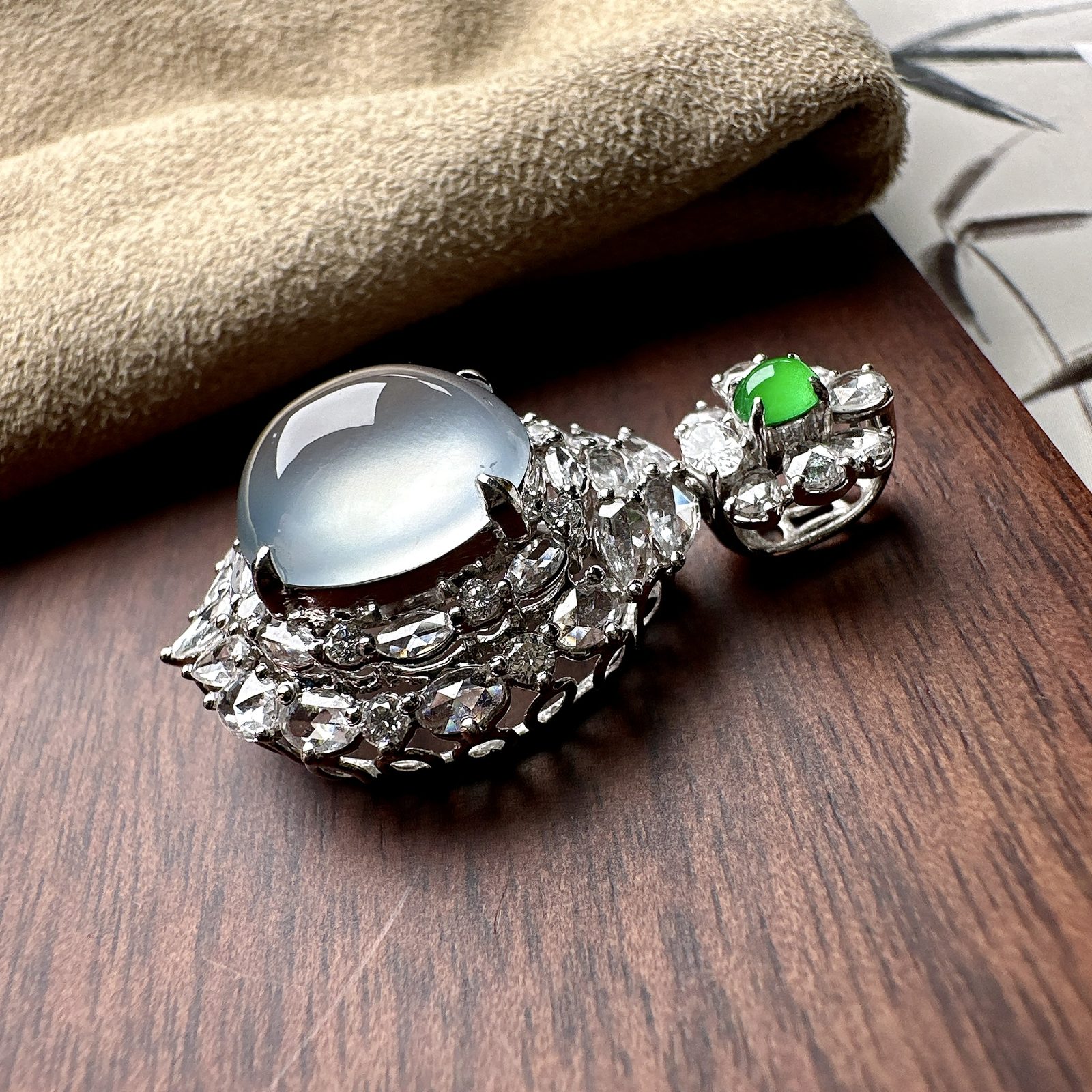 【玻璃蛋面吊坠】质地细腻清爽，玻璃色泽，荧光感强烈，18K金钻镶嵌，裸石尺寸12.5*11.1*6.7毫米