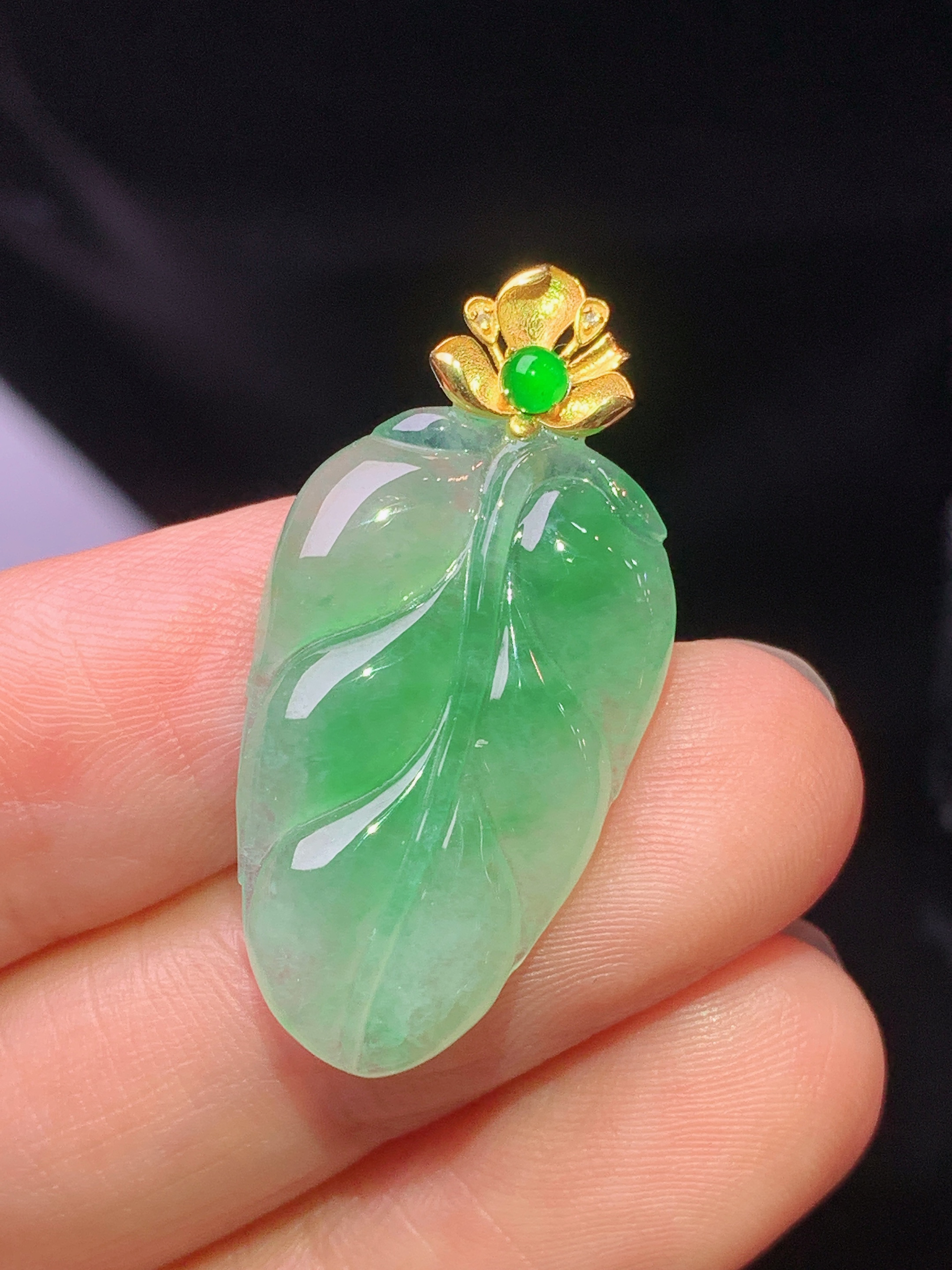 18k金镶嵌飘绿树叶吊坠 玉质细腻 色泽艳丽清新 水润亮眼 整体尺寸31*15.3*3.5x5
