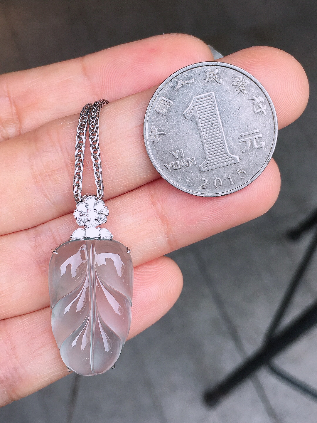 玻璃种玉叶吊坠，玉质细腻，荧光感超
强，饱满圆润，尽显优雅气质，18k
金豪华镶嵌