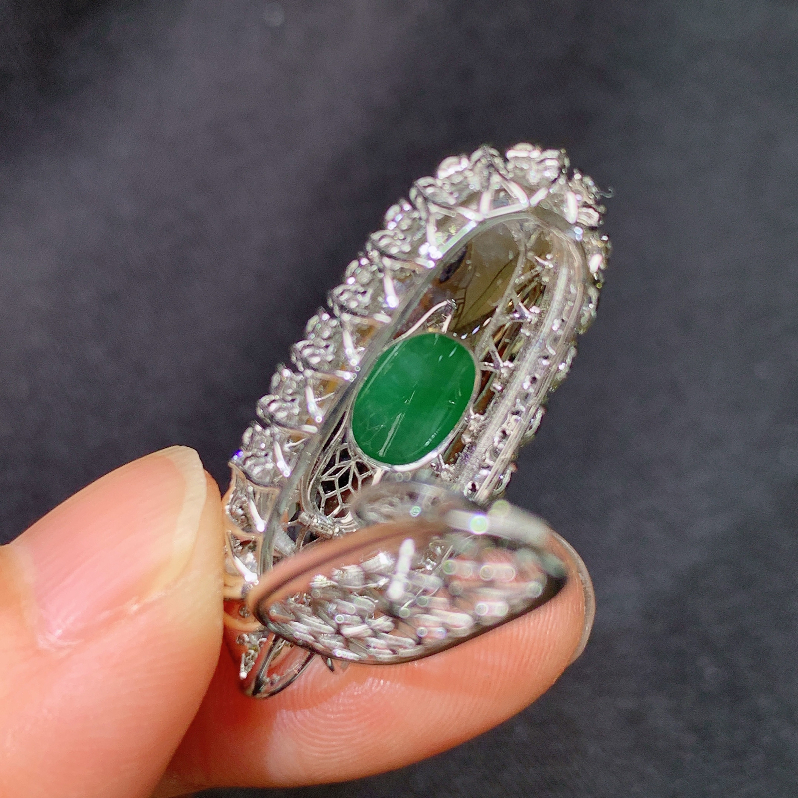 翠绿绿福瓜吊坠，18k金镶嵌，冰润色阳，玉质细腻，种水足，Jz 尺寸31.7*12.4*10.1