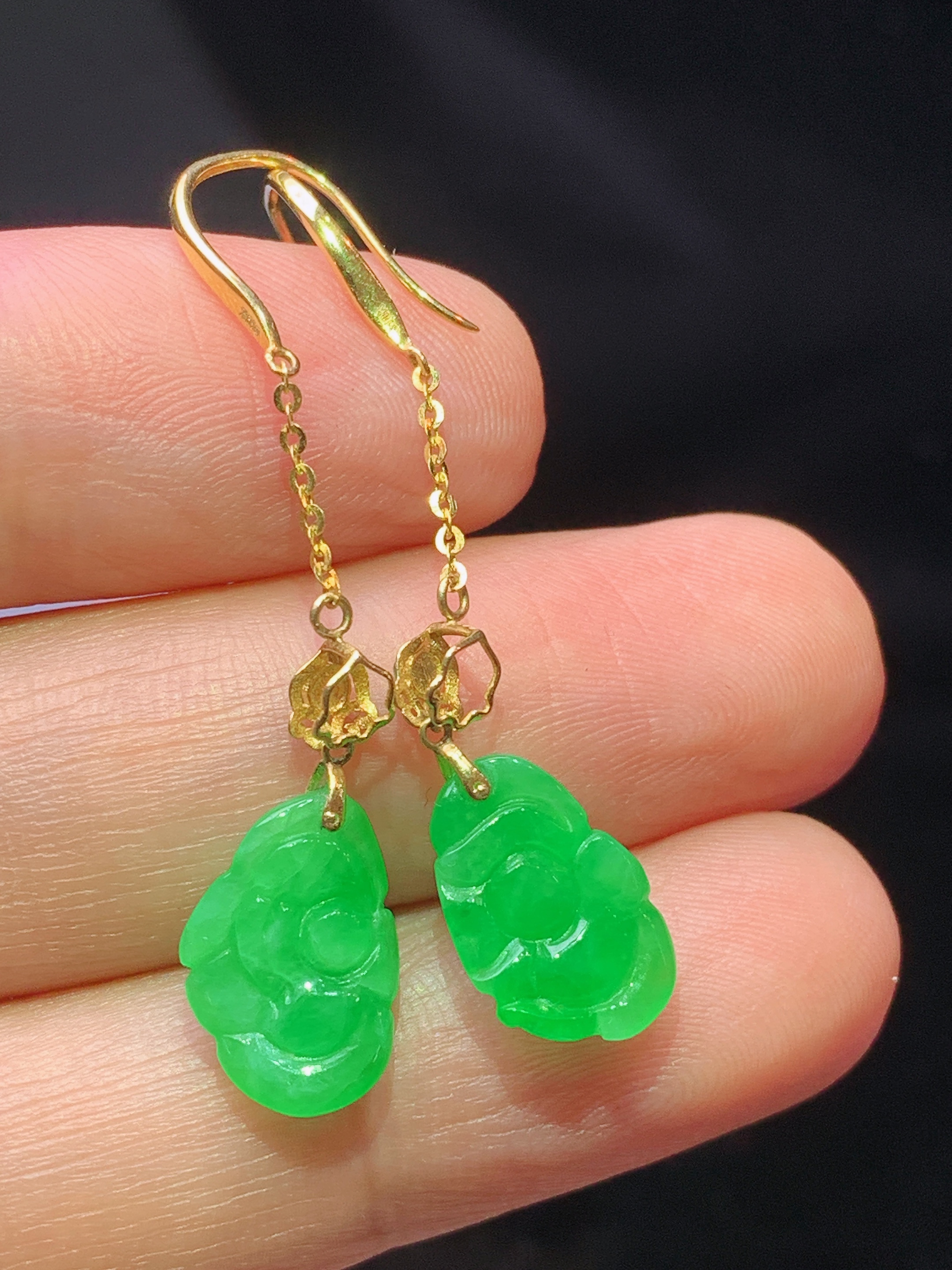 18k金镶嵌翠绿如意吊坠 玉质细腻 色泽艳丽清新 水润亮眼 整体尺寸39*8.5*3.5z1