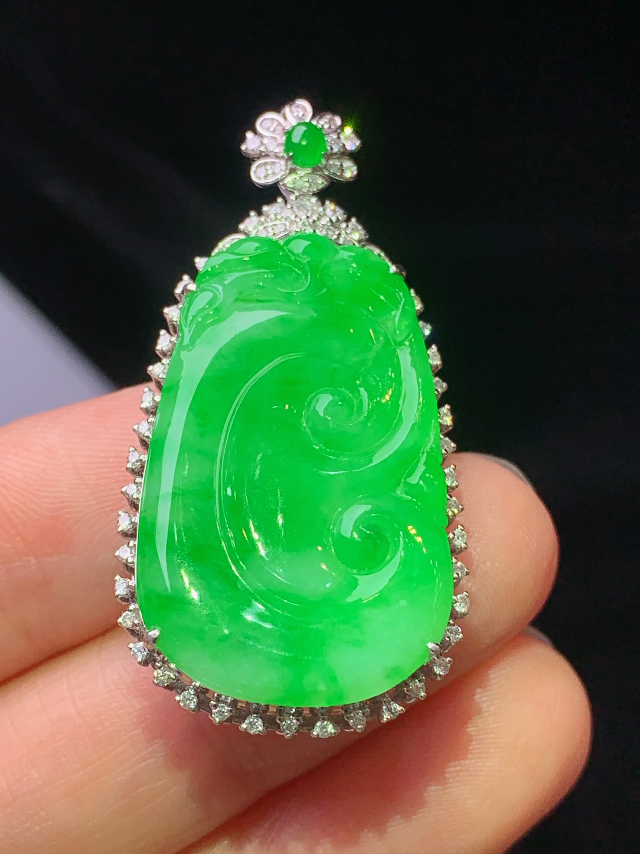 18k金钻镶嵌翠绿如意吊坠 玉质细腻 色泽艳丽清新 水润亮眼 整体尺寸40.7*20.3*7.6j3