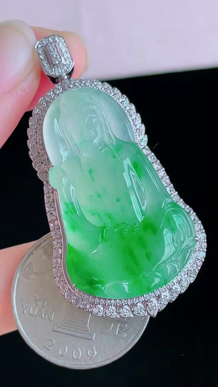 【翡翠名称】18K金豪华镶钻高冰阳绿观音吊坠
【翡翠尺寸】含金52.2/26.4/12.5mm
【翡翠描述】宝贝种老水足，玉质细腻，色泽靓丽，性价比高，佩戴效果好！
【其它赠送】权威证书/精美挂绳盒子/支持全国复检