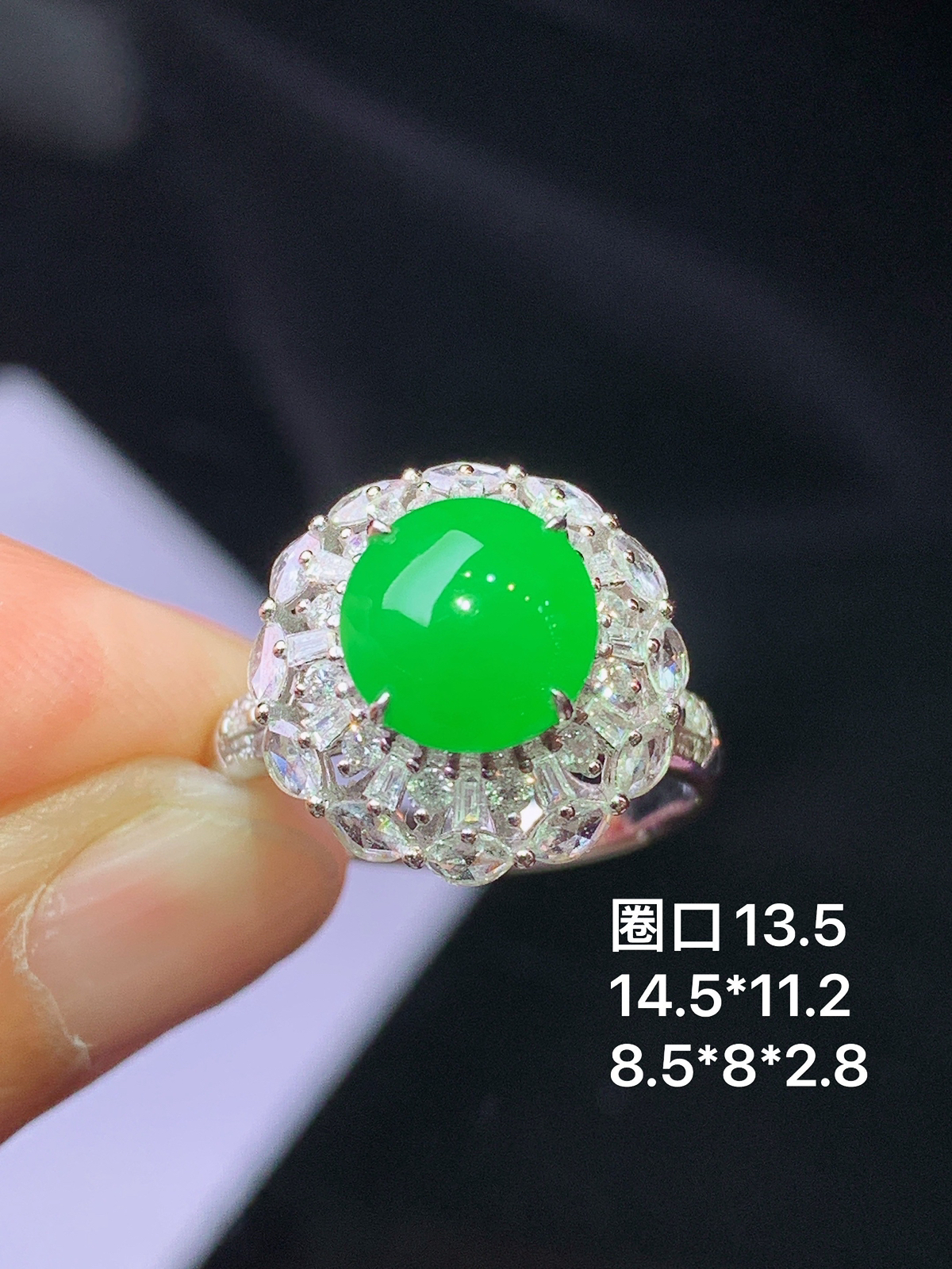 18k金钻镶嵌满绿蛋面戒指 玉质细腻 色泽艳丽清新 水润亮眼 圈口13.5 整体尺寸14.5*11.2t1