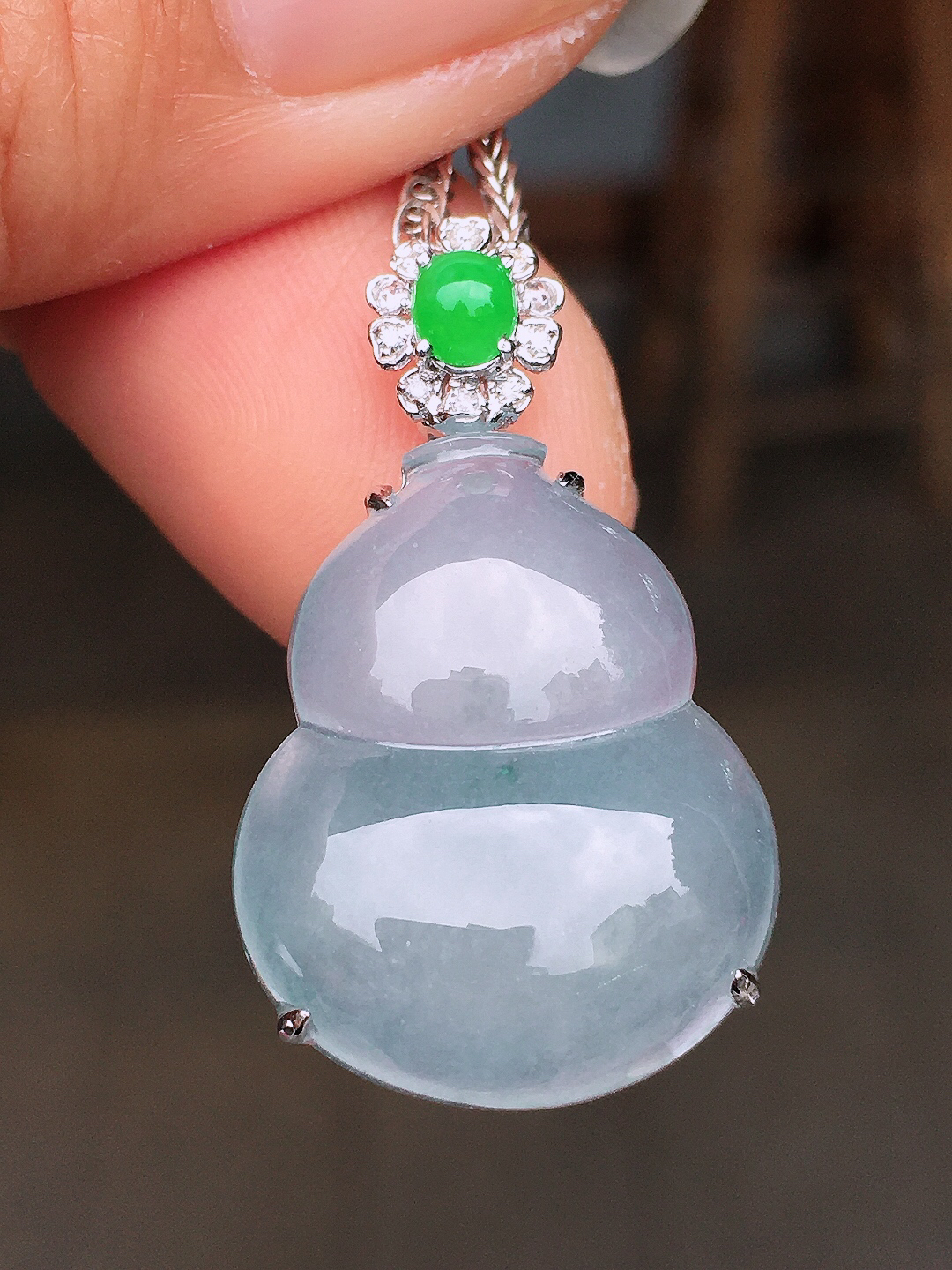 冰种葫芦吊坠，玉质细腻，荧光感超
强，饱满圆润，尽显优雅气质，18k
金豪华镶嵌