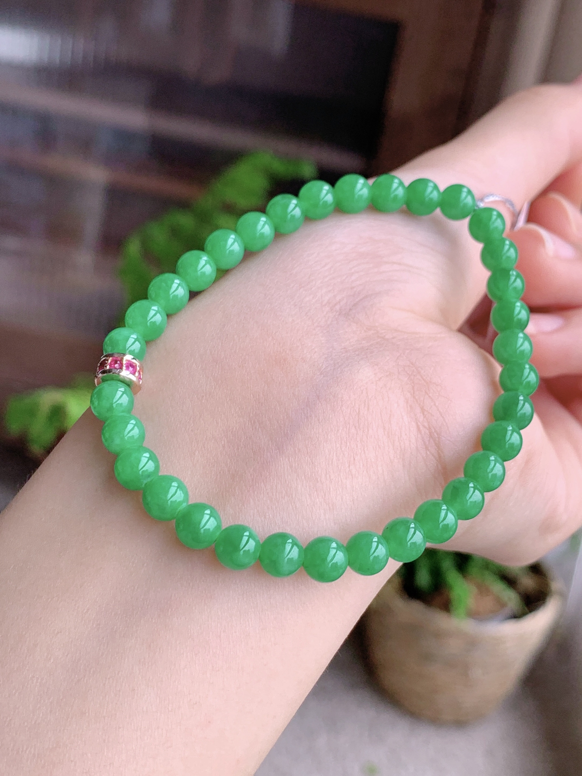 【珠子】冰阳绿手串满绿圆珠子手串
【说明】缅料 性价比高  
【尺寸】5.6mm