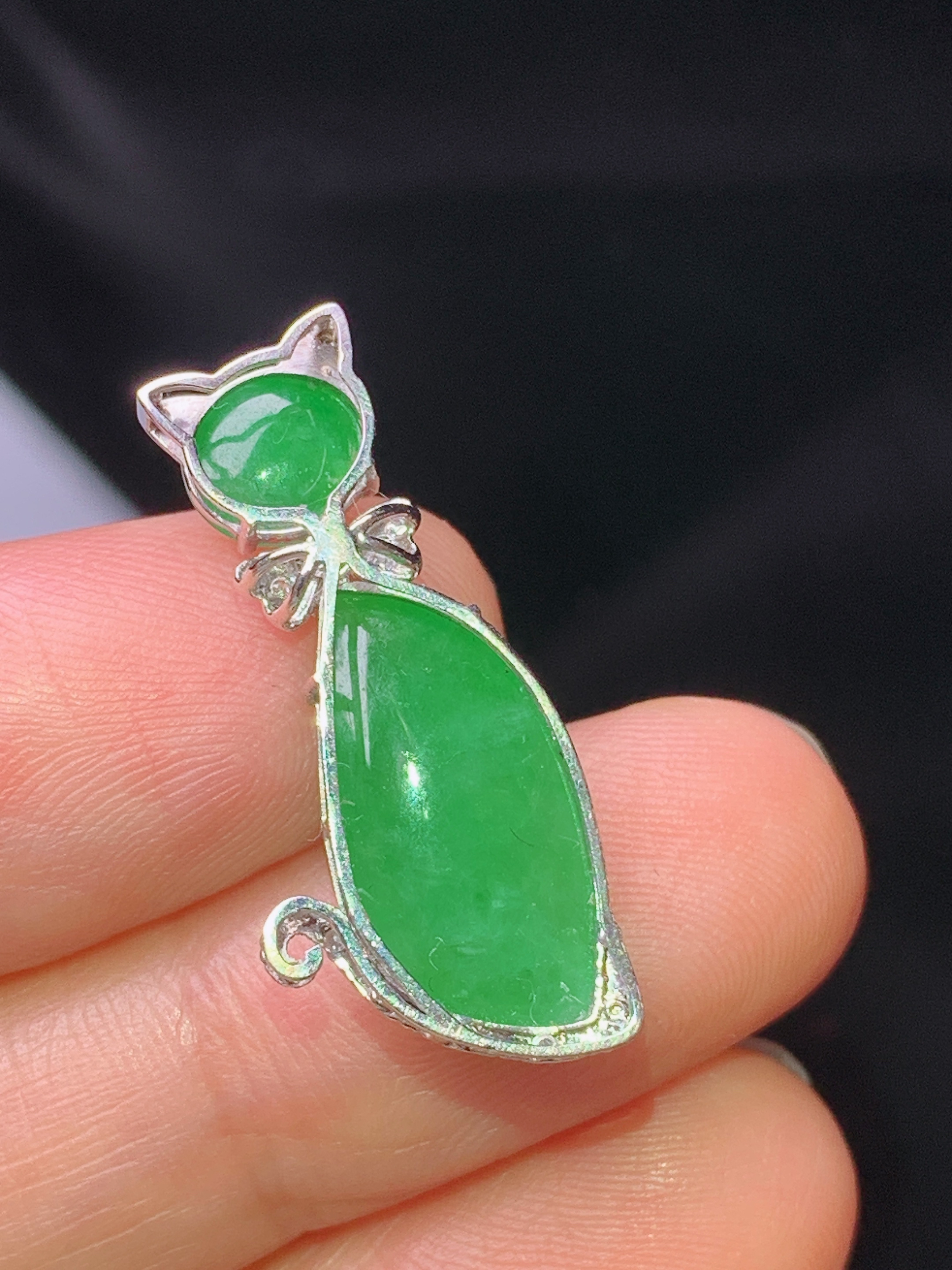 18k金钻镶嵌满绿随形吊坠 玉质细腻 色泽艳丽清新 水润亮眼 整体尺寸26.6*12*6.3x5