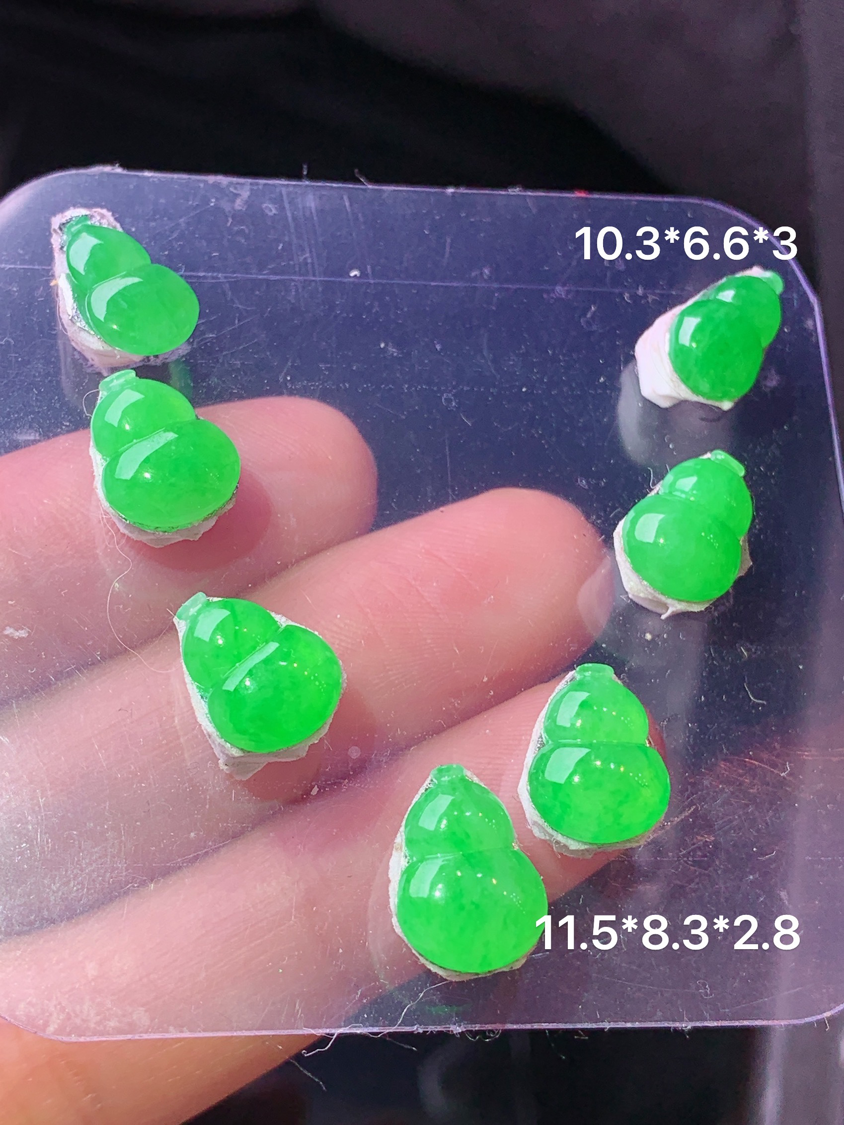 镶嵌款 翠绿葫芦一手 玉质细腻 色泽艳丽清新 水润亮眼 整体尺寸11.5*8.3*2.8j3