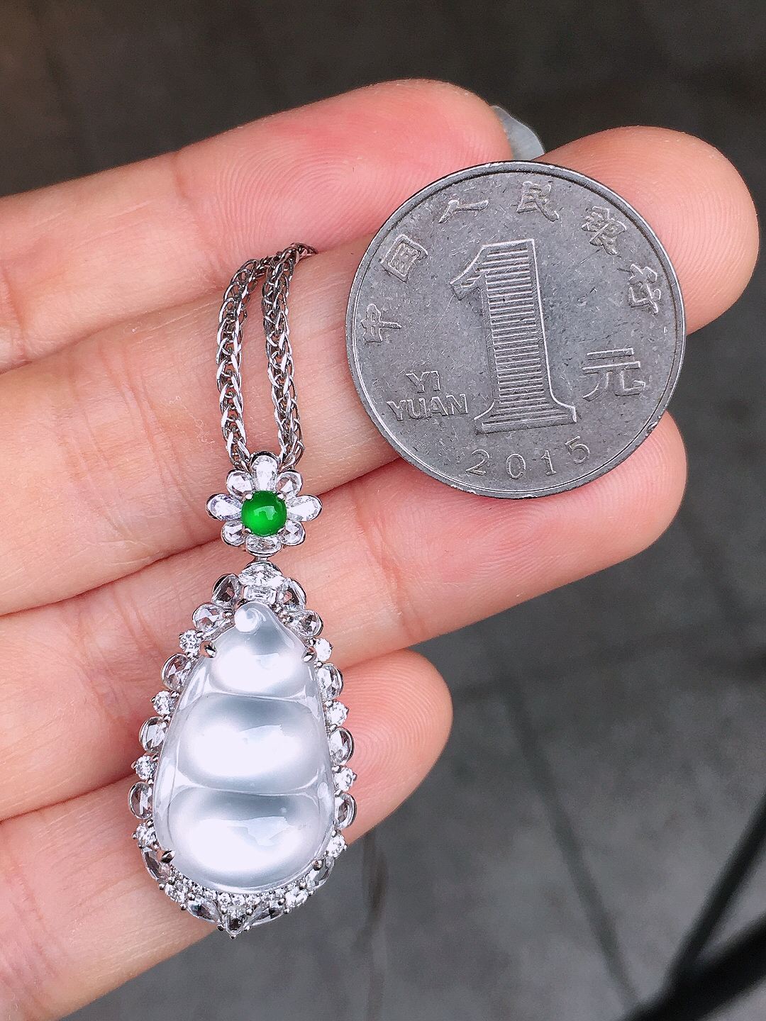 冰种福豆吊坠，玉质细腻，荧光感超
强，饱满圆润，尽显优雅气质，18k
金豪华镶嵌