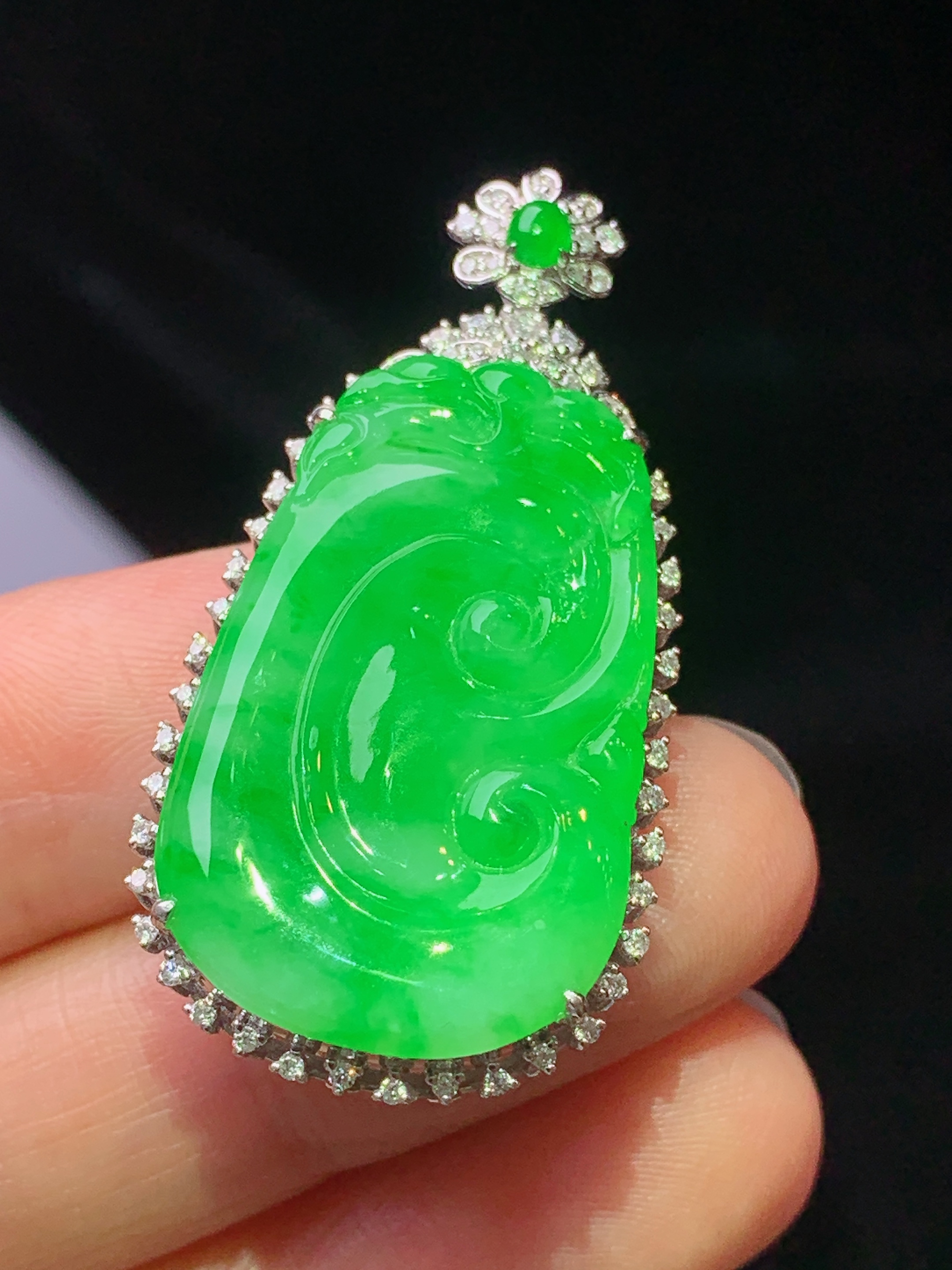 18k金钻镶嵌翠绿如意吊坠 玉质细腻 色泽艳丽清新 水润亮眼 整体尺寸40.7*20.3*7.6j3