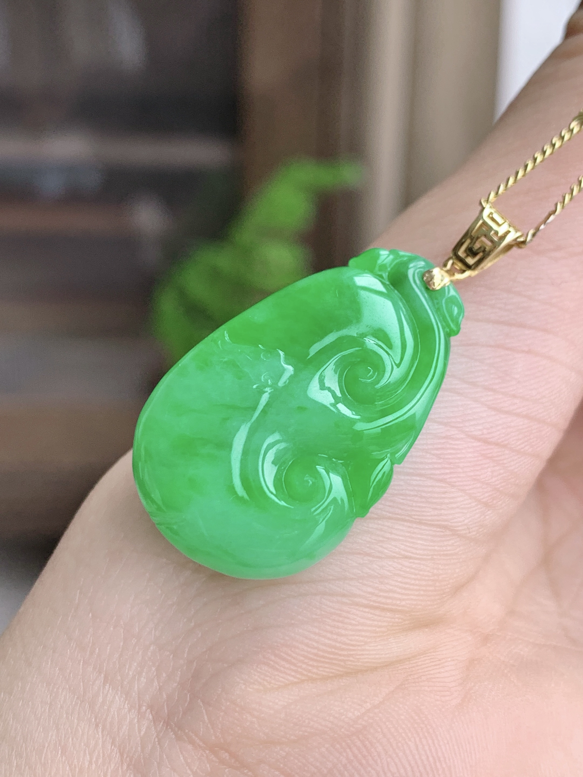 【镶嵌】冰阳绿如意吊坠  
【说明】缅料 18k金镶嵌 性价比高
【整体】39.5
【裸石】32-19.5-6.2