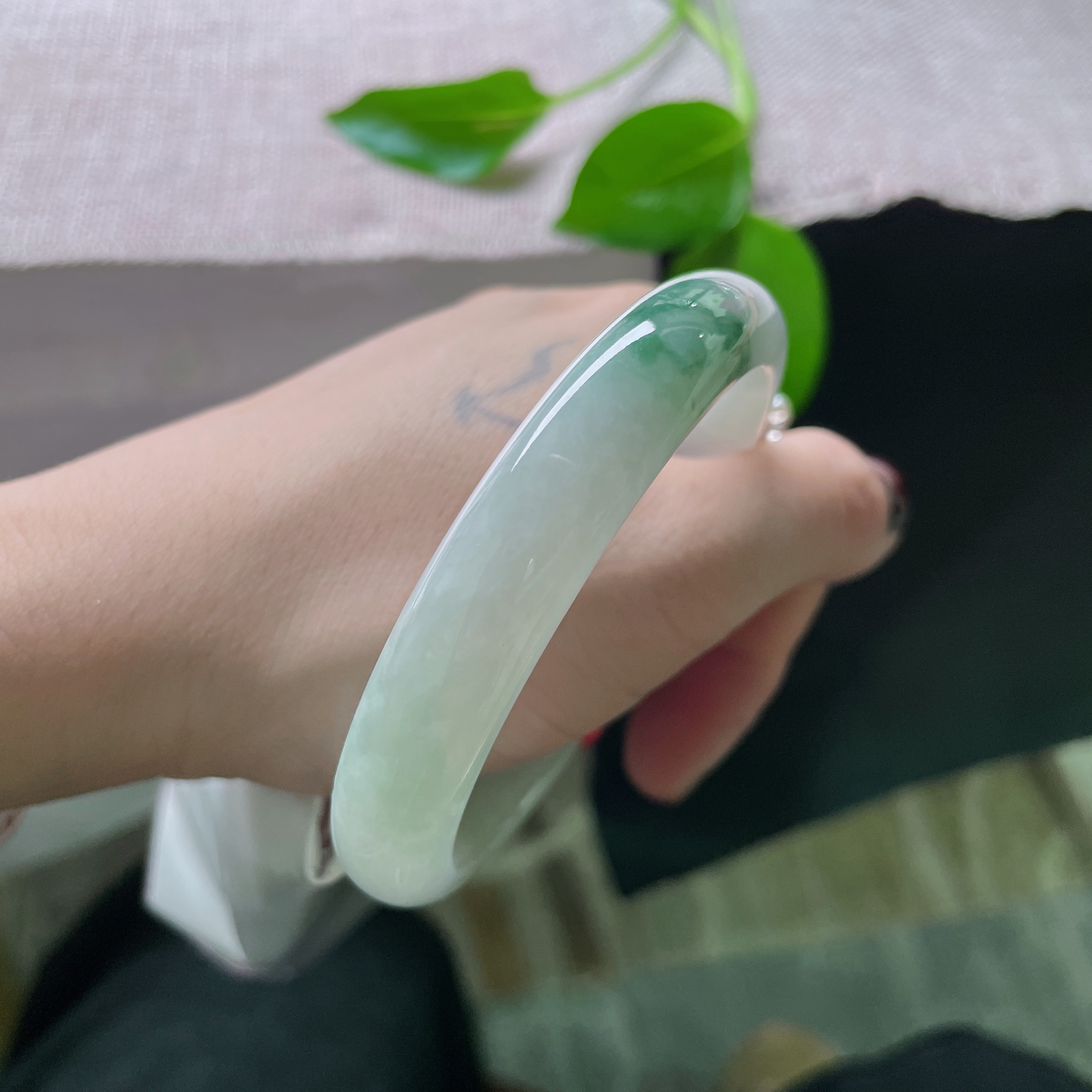 60/11.6/7.4，飘花正圈，大圈口，简约不简单，种老水足，佩戴轻盈。