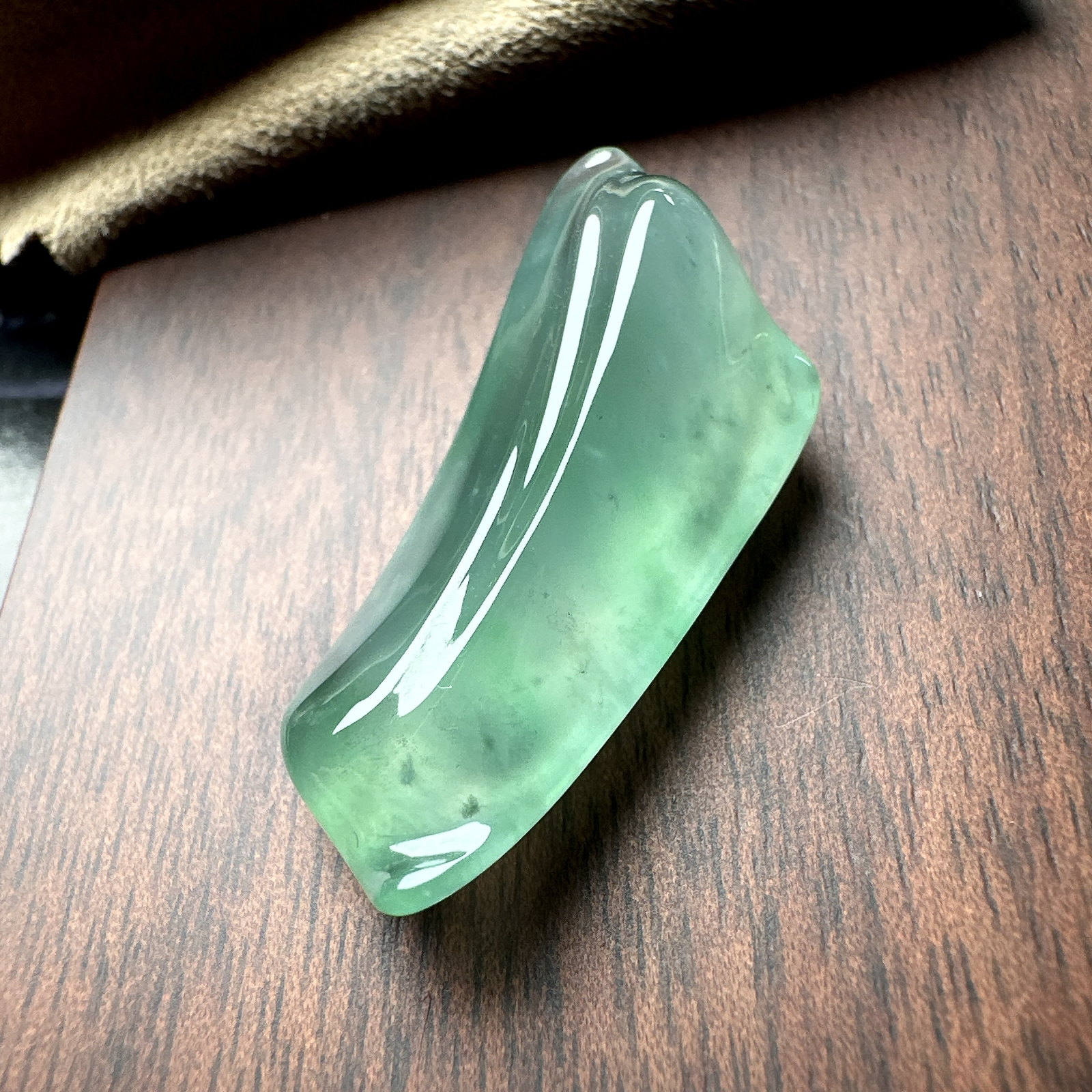 【冰种晴绿随形裸石】质地细腻，冰润十足，种老冰透，收藏品质