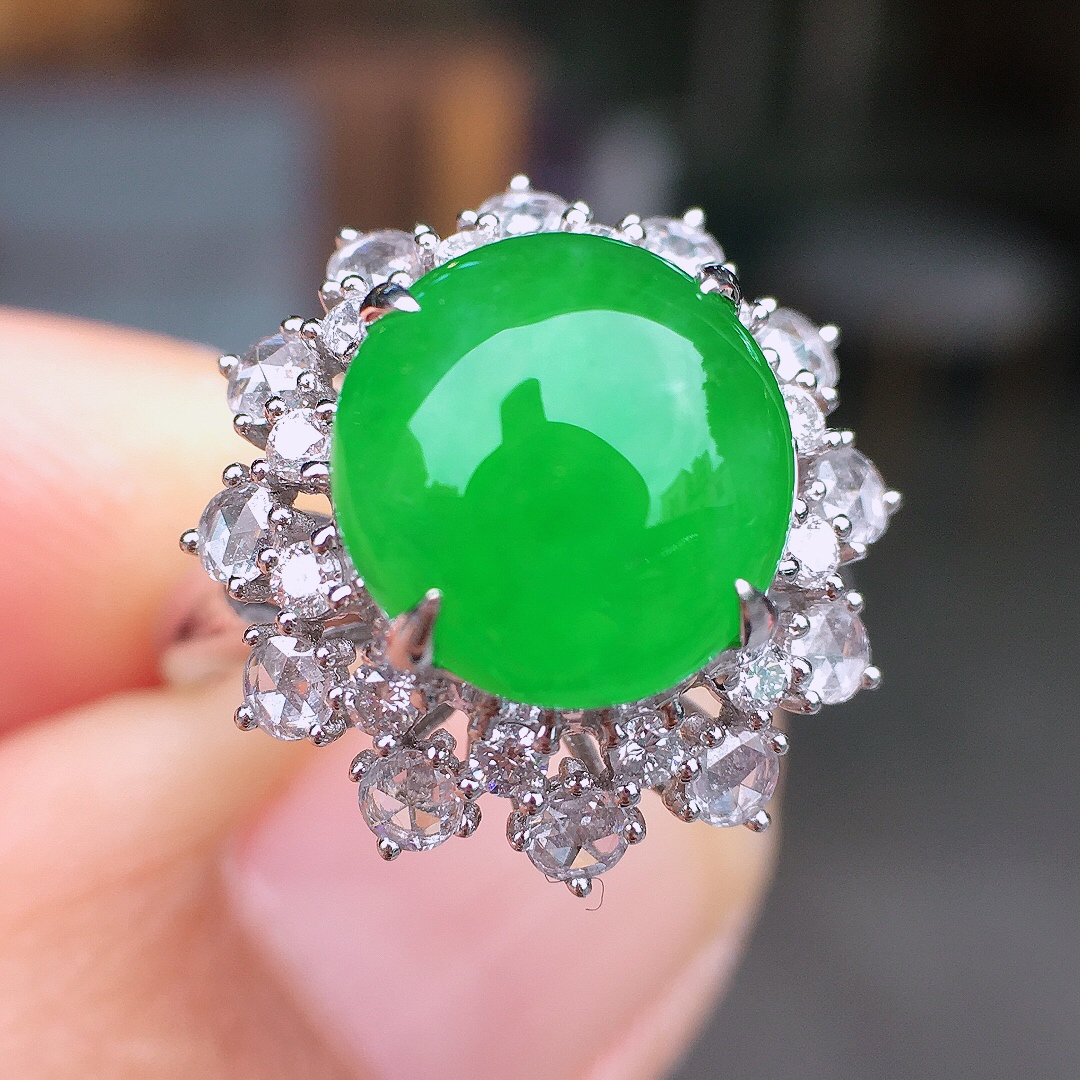 阳绿蛋面戒指，色泽均匀艳丽，玉质细腻，荧光感超
强，饱满圆润，尽显优雅气质，18k
金豪华镶嵌