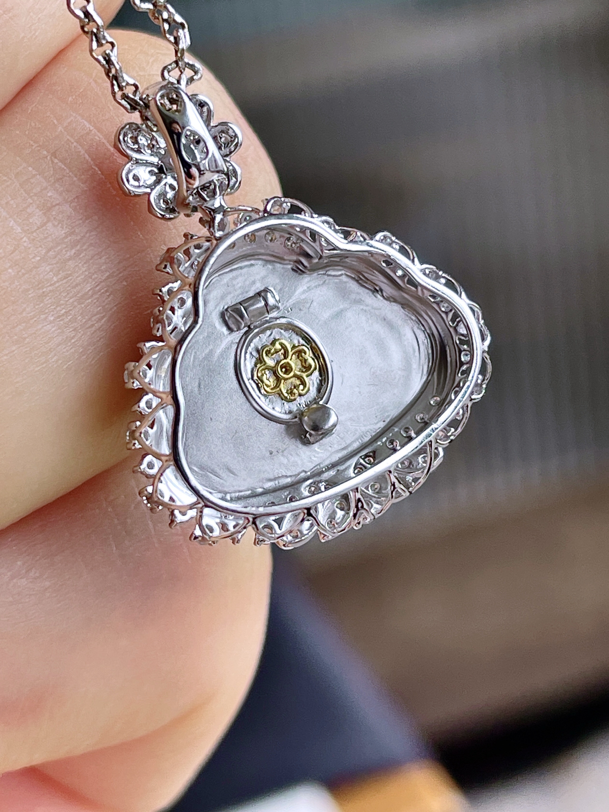 【镶嵌】冰阳绿佛公吊坠  
【说明】18k金镶嵌 性价比高  
【整体】23.3-19-8.4
【裸石】11.5-15.6-3