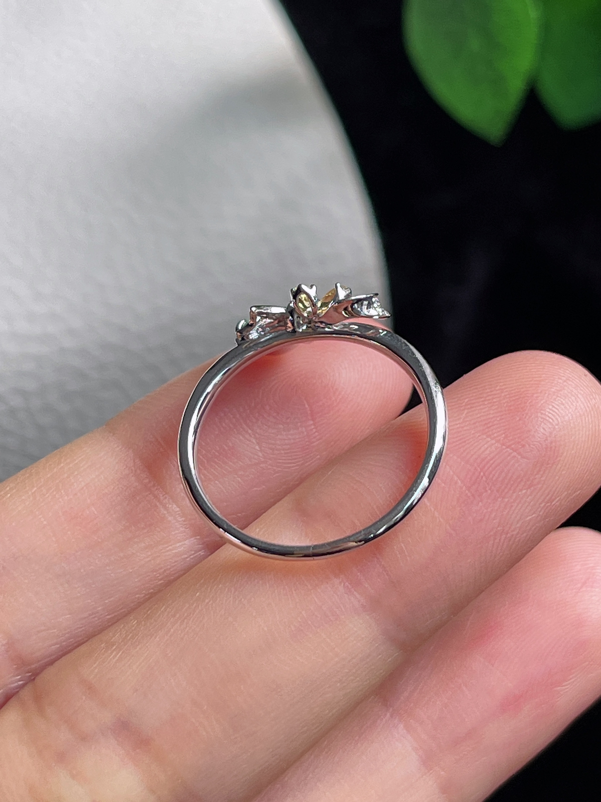 18k金 翡翠糯化种满绿色蝴蝶结戒指