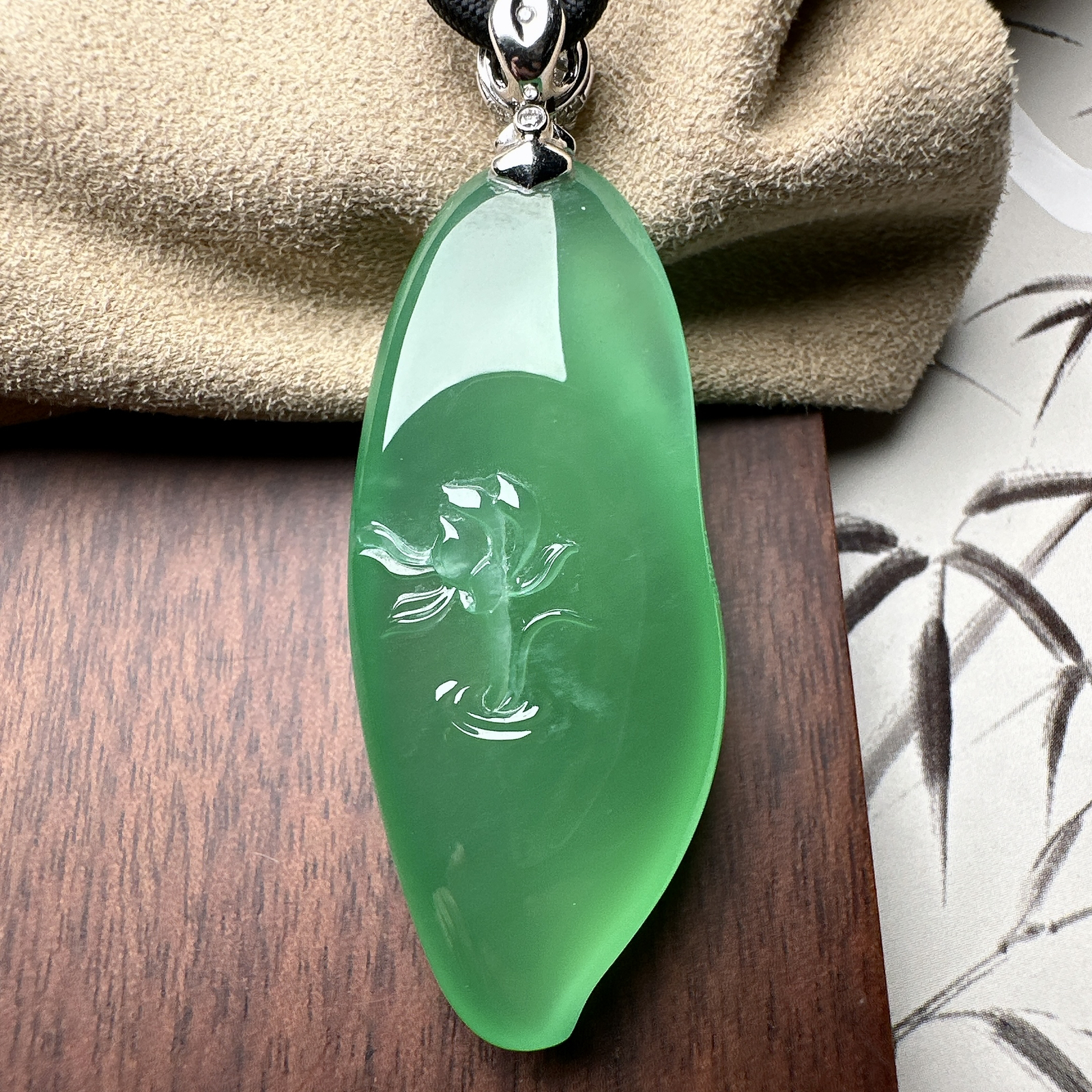 【冰种绿大福瓜吊坠】大师工，种水上乘，晶莹剔透，纯净通透，收藏品质，18k金钻镶嵌，裸石尺寸50.8*21.7*10.5毫米