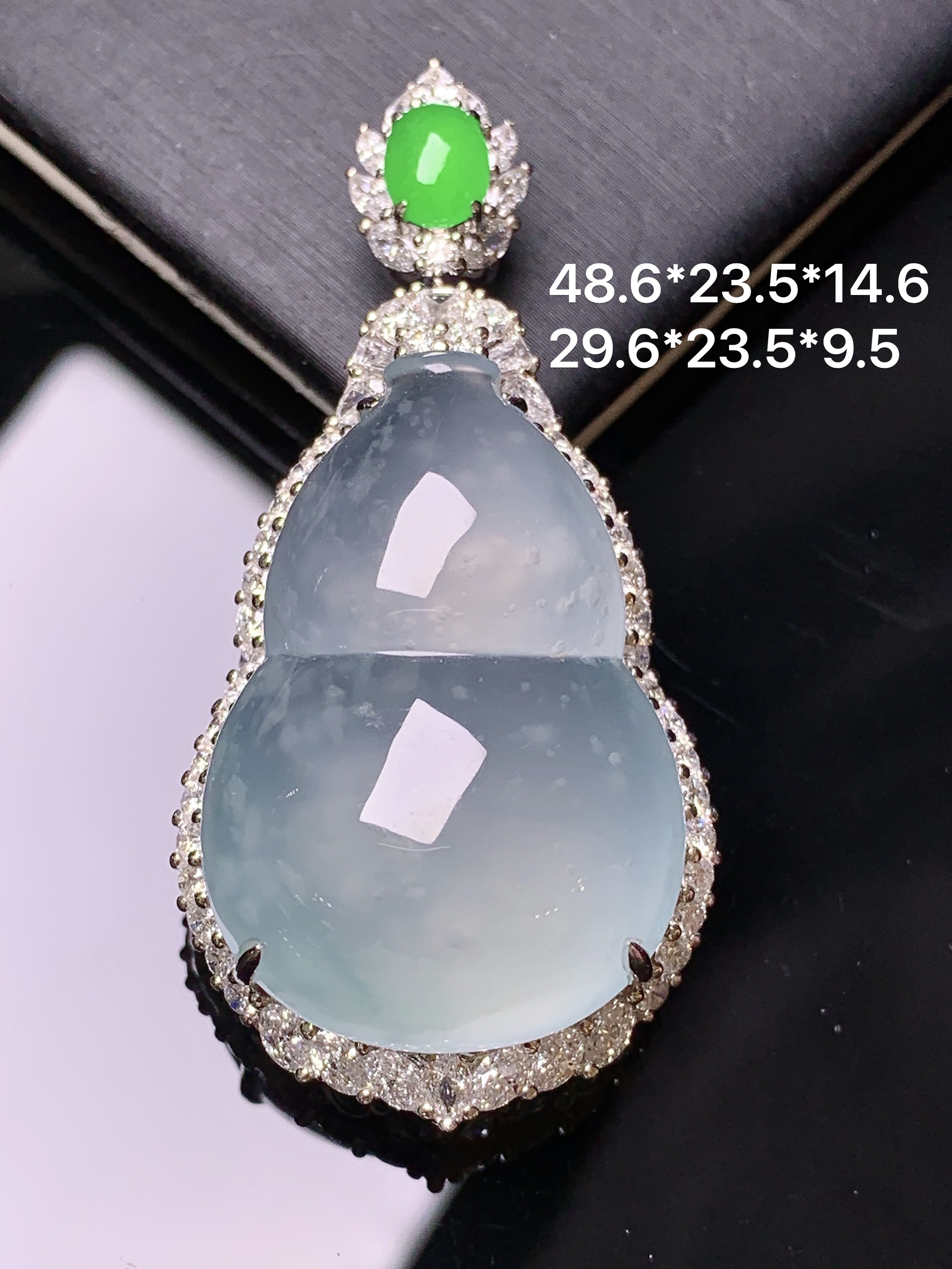 18k金钻镶嵌冰种葫芦吊坠 玉质细腻 色泽艳丽清新 水润亮眼 整体尺寸48.6*23.5*14.6m3