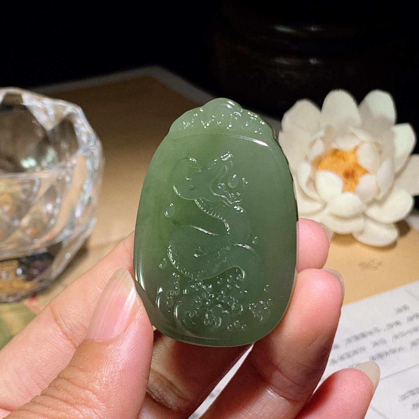 和田玉晴水富贵缠身蛇牌子挂件 尺寸47/31/9重26克 玉质细腻油润 底色纯净 脂粉好，品质好。lt260402